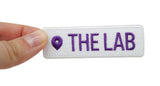 The Lab Patch gehalten von einer Frauenhand 