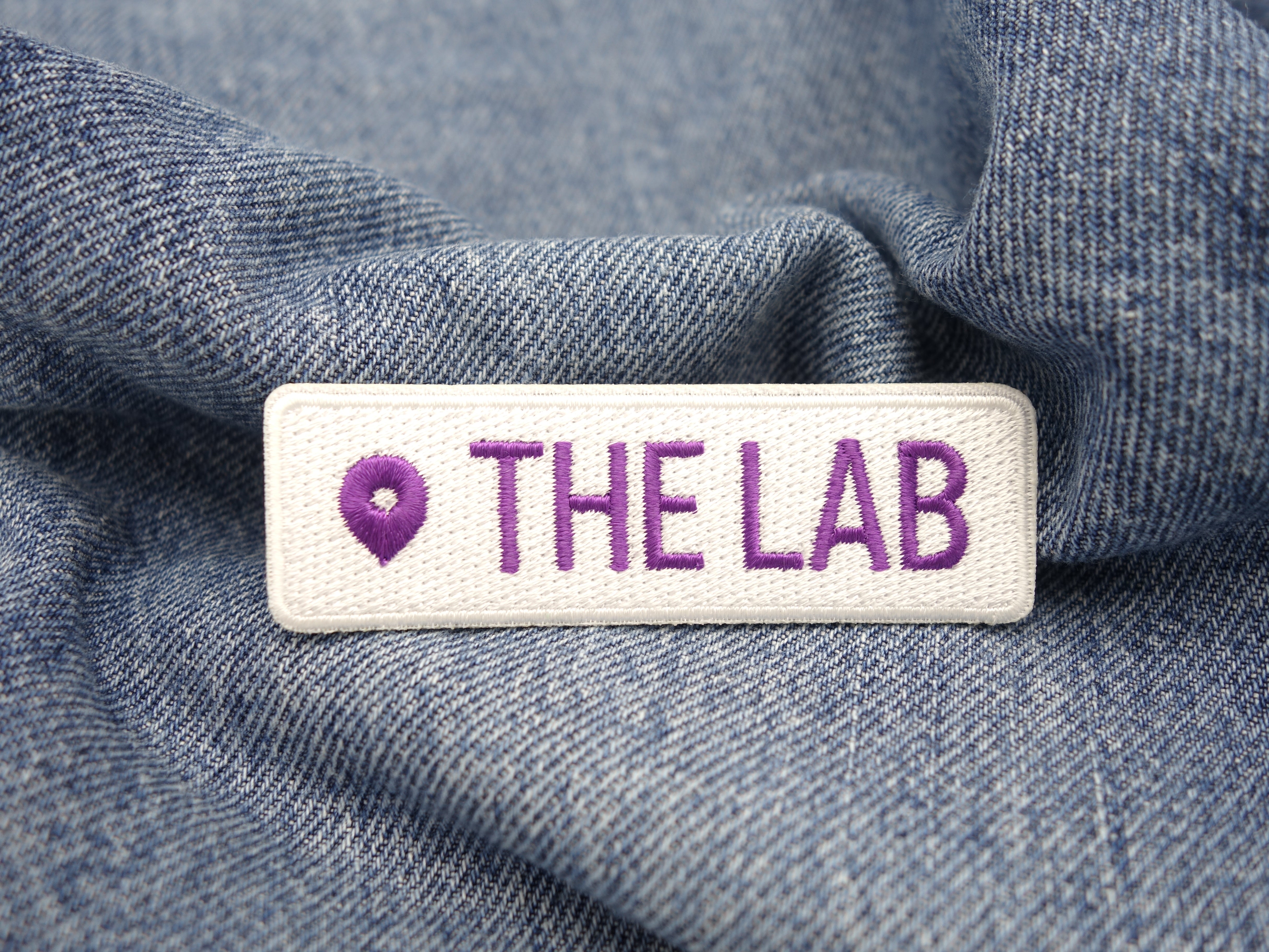The Lab Patch auf blauer Jeans