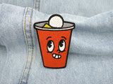 Bier Pong Becher Patch auf hellblauer Jeans