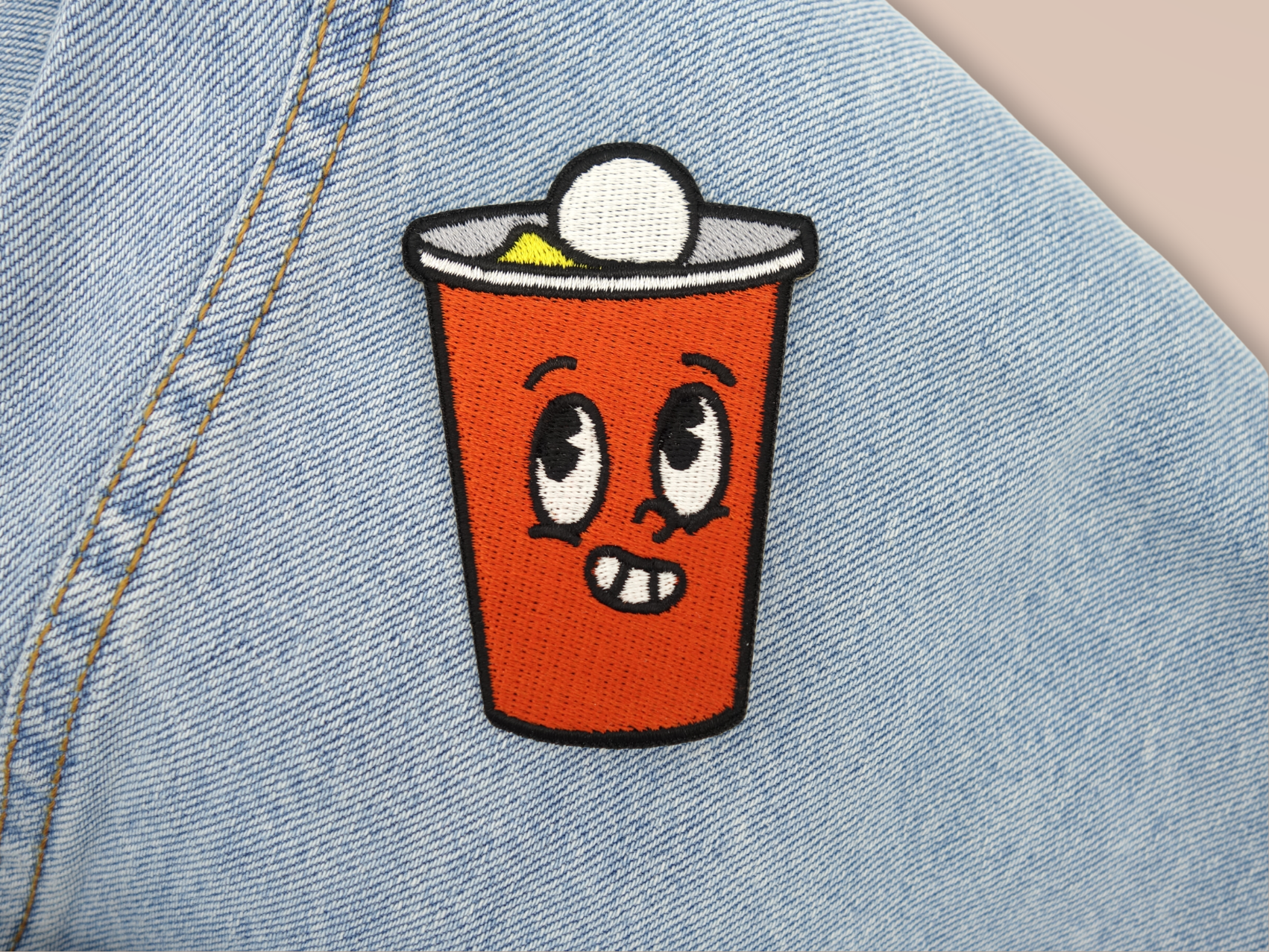 Bier Pong Becher Patch auf hellblauer Jeans aufgebügelt