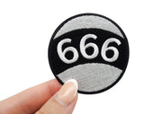 Frauenhand hält den 666 Billard Kugel Patch