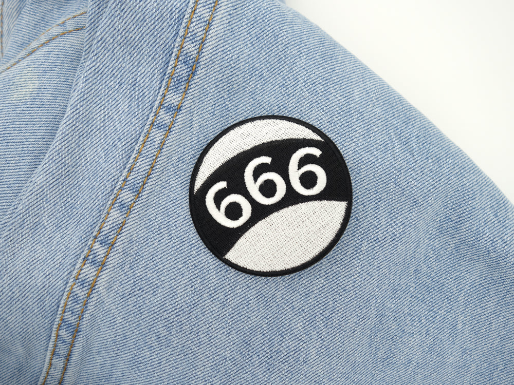 666 Billard Kugel Patch auf hellblauer Jeans aufgebügelt