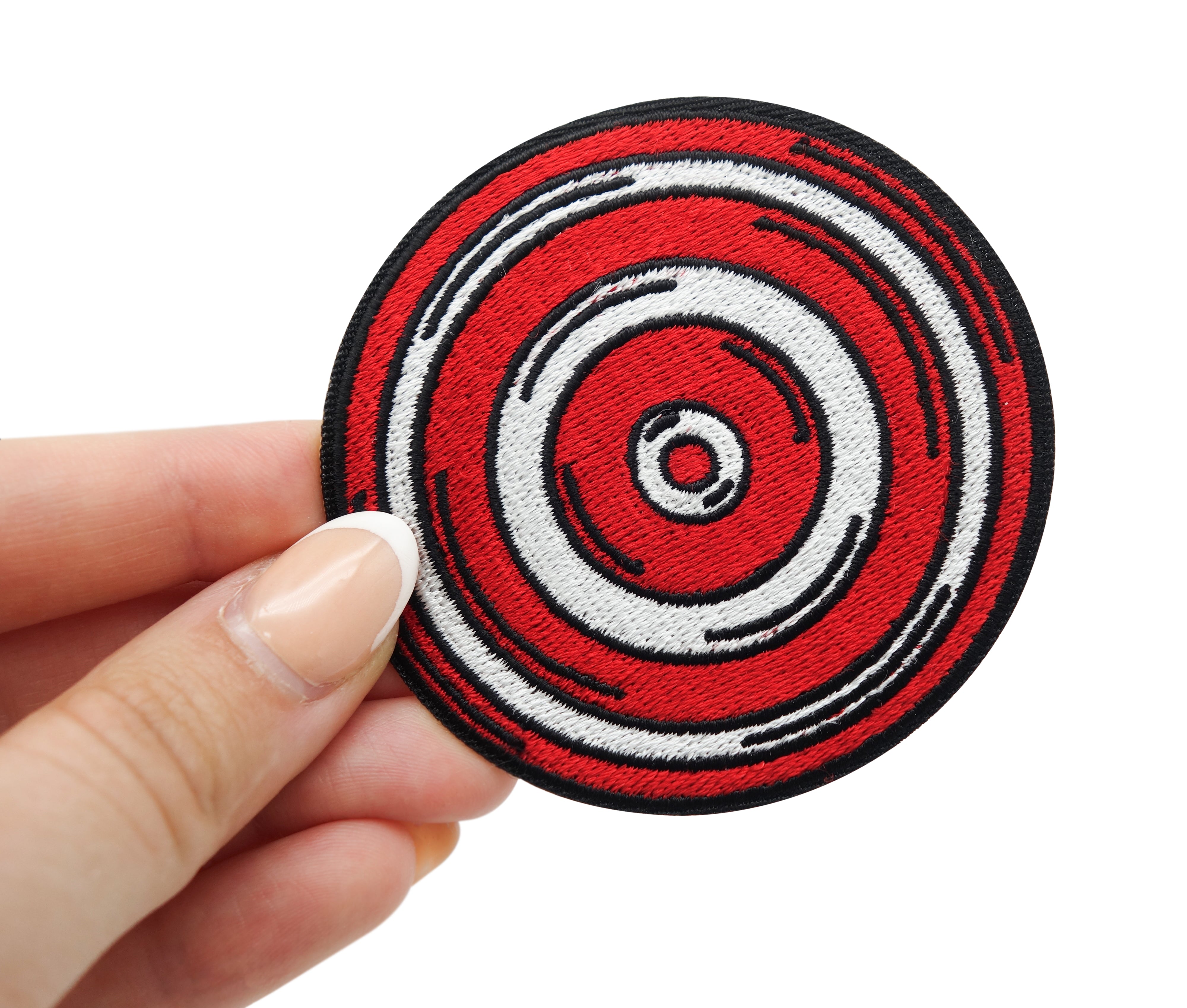 Frauenhand hält den Zielscheibe Patch