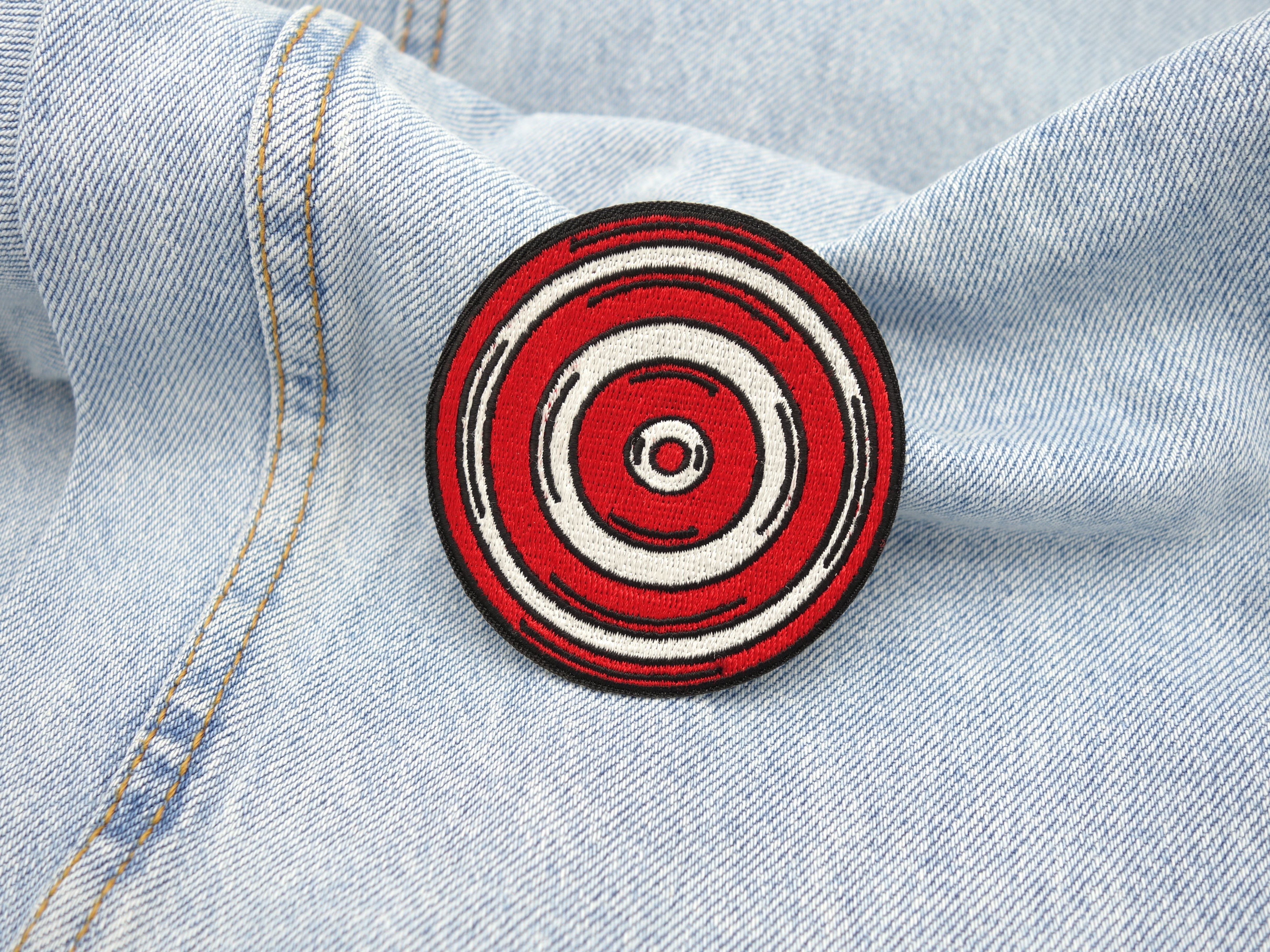 Zielscheibe Patch auf hellblauer Jeans