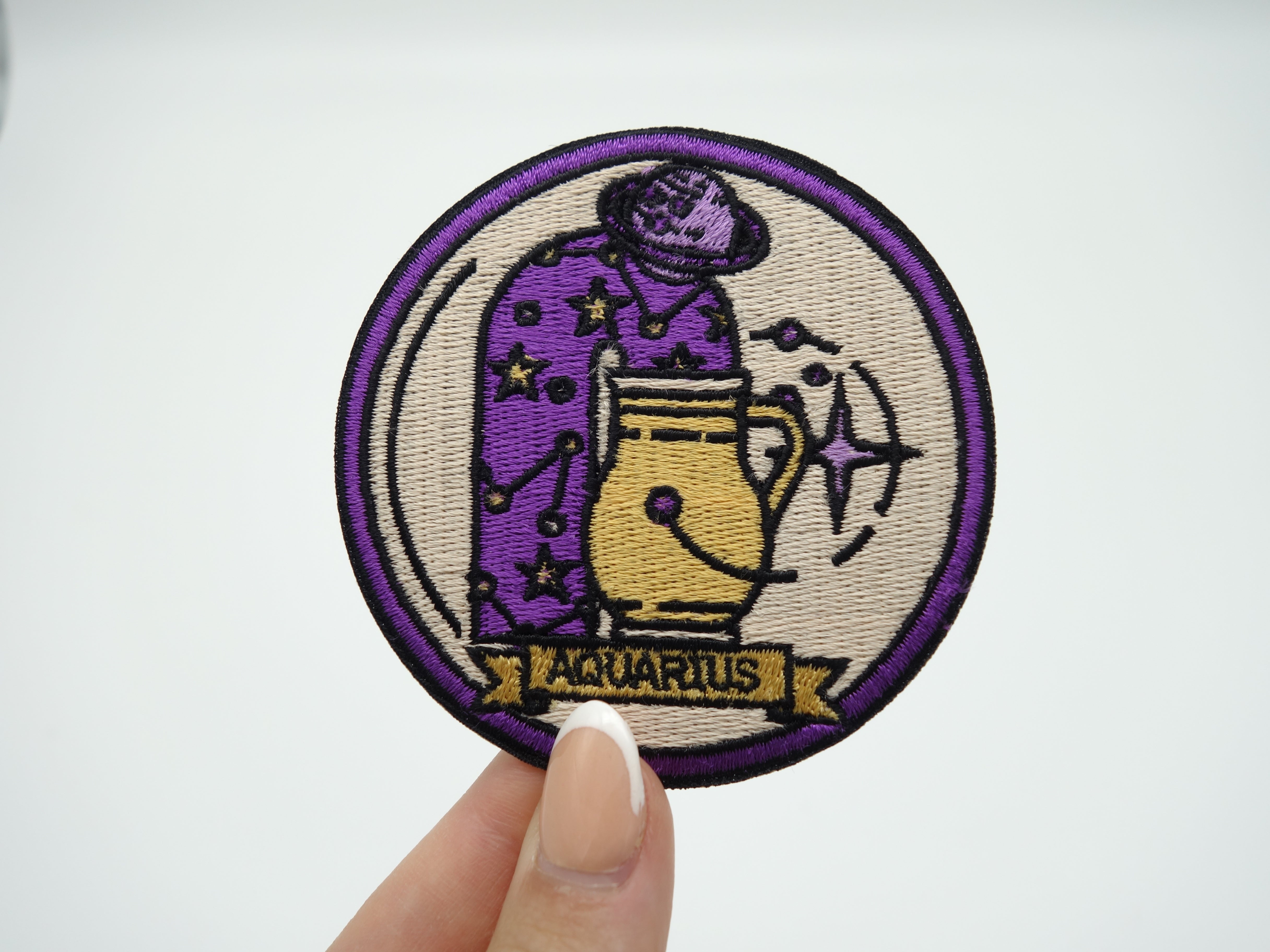 Wassermann Patch gehalten von einer Frauenhand 