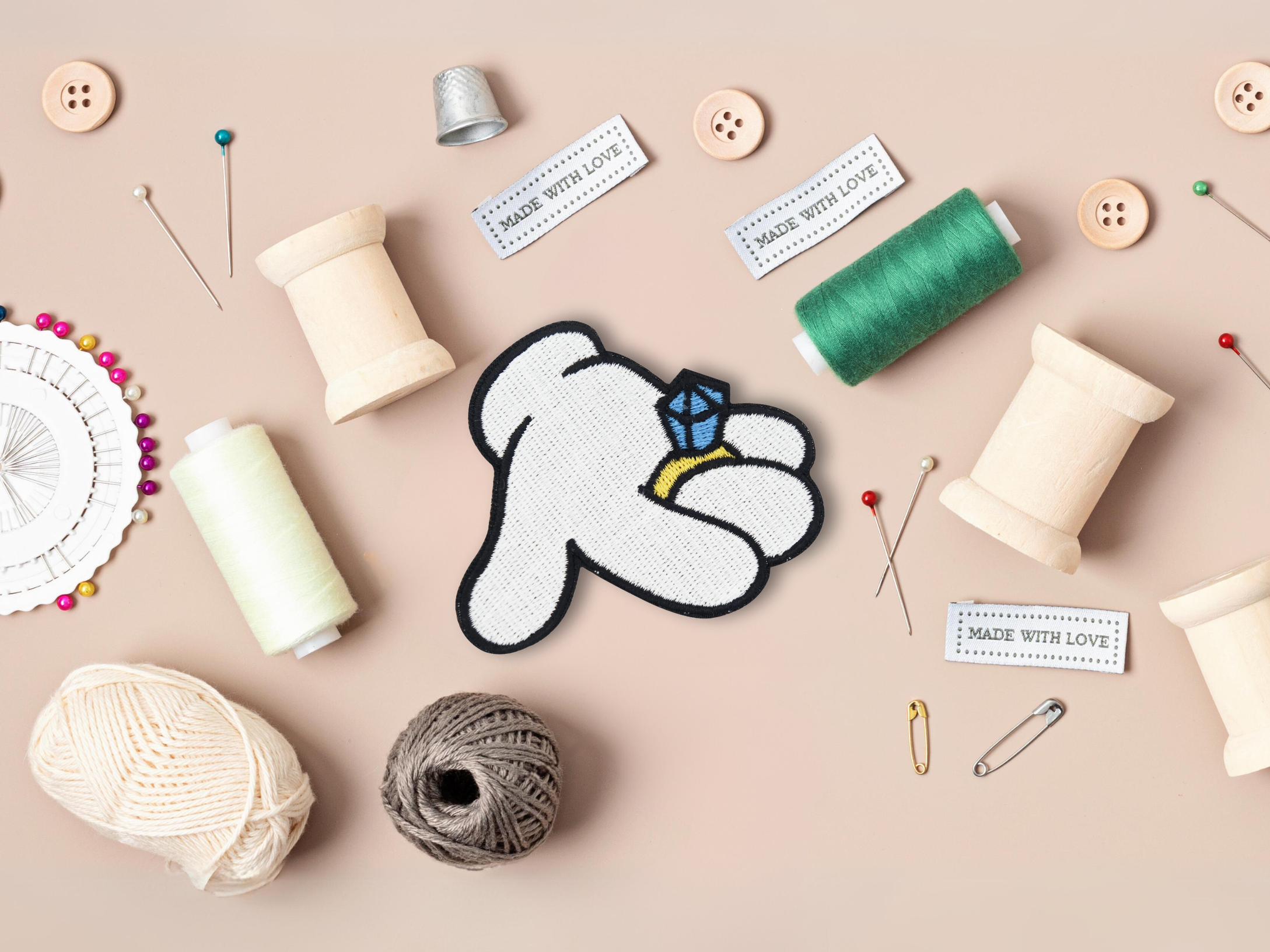 Cartoon Hand Patch mit Nähzeug im Hintergrund