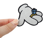 Cartoon Hand Patch gehalten von einer Frauenhand 