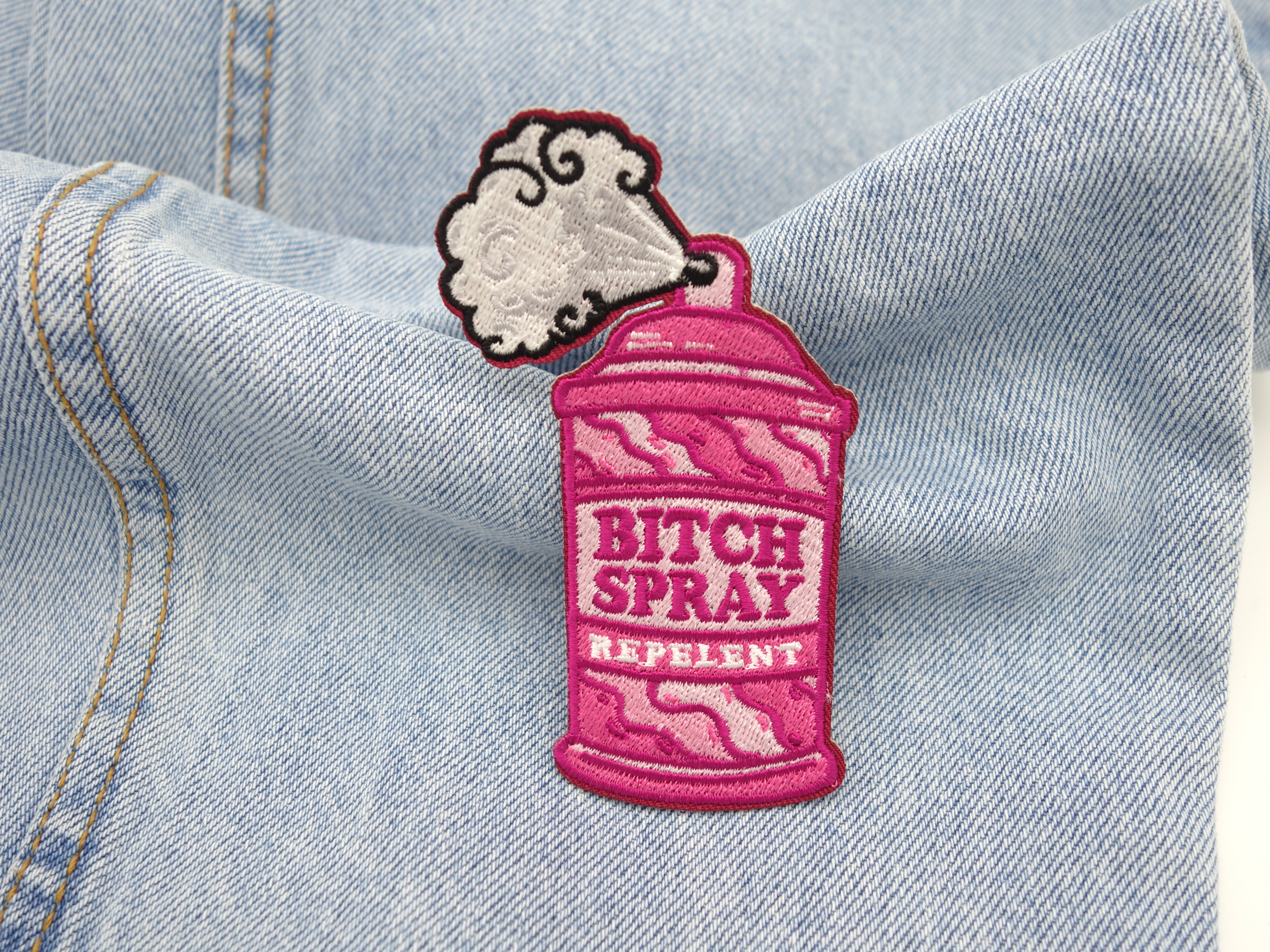 Sprühdosen Patch auf hellblauer Jeans