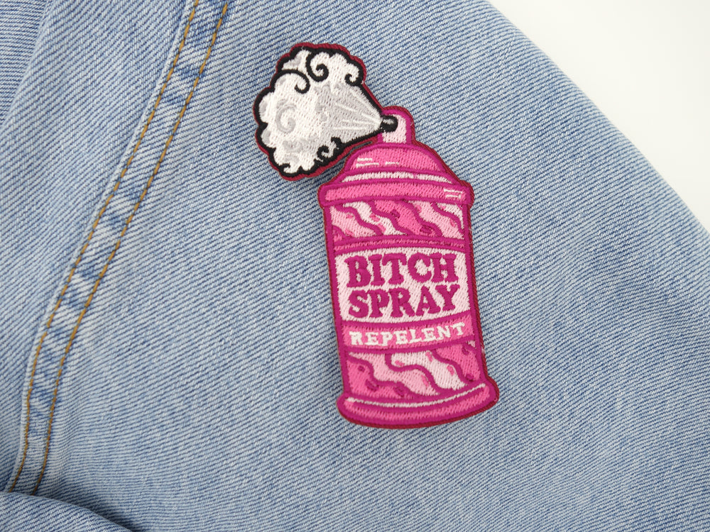 Sprühdosen Patch auf hellblauer Jeans