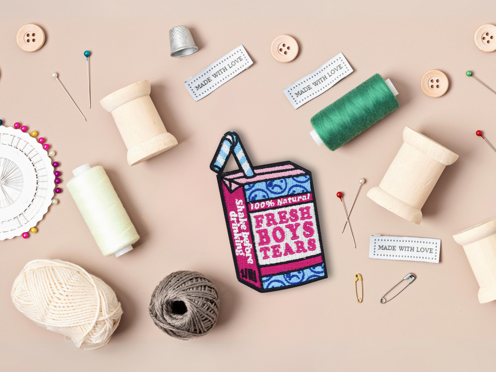 Fresh Boys Tears Saft Packung Patch mit Nähzeug im Hintergrund