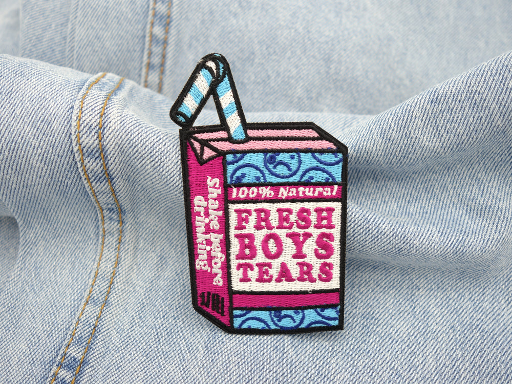 Fresh Boys Tears Patch auf hellblauer Jeans