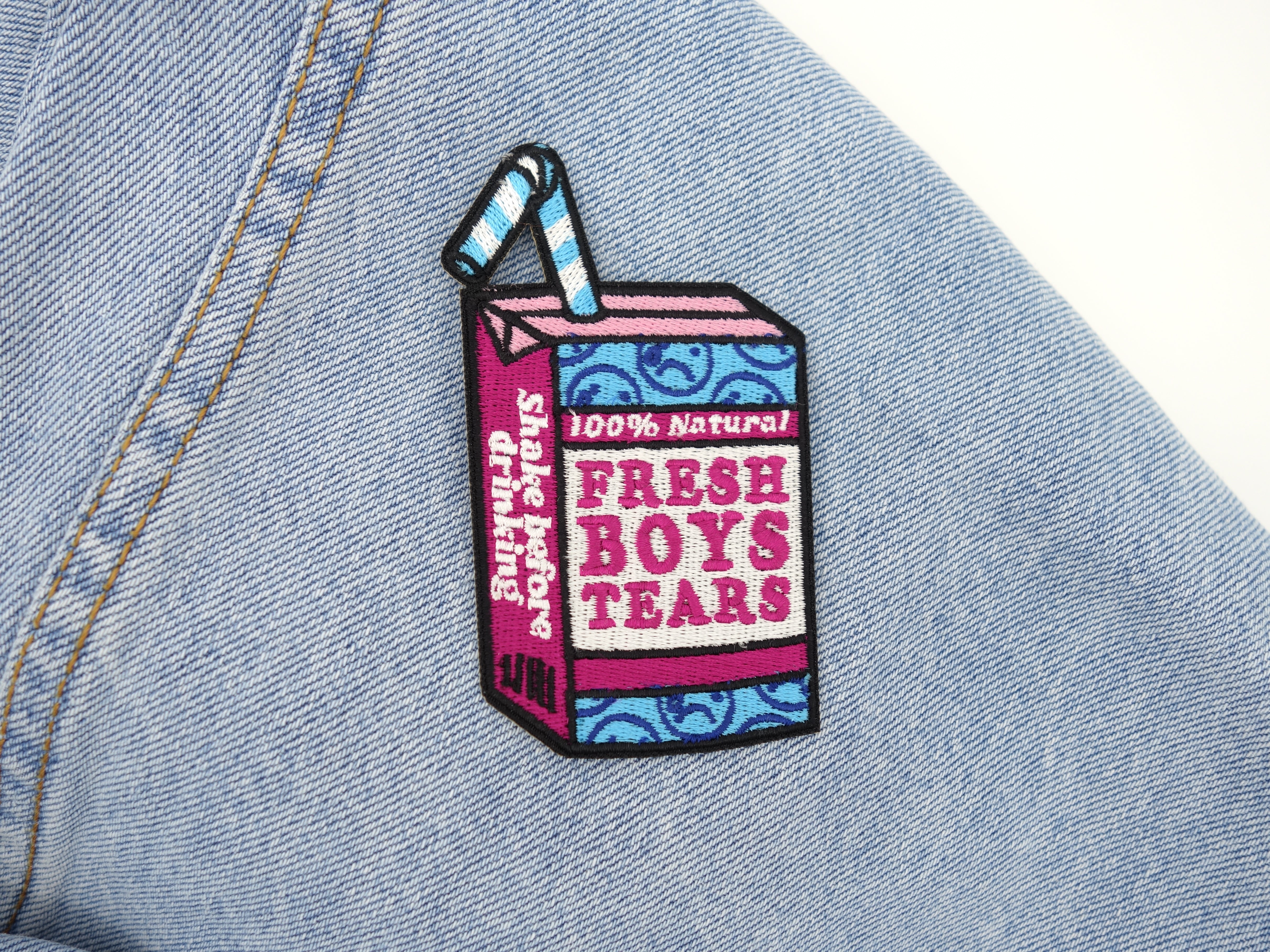 Fresh Boys Tears Patch auf hellblauer Jeans