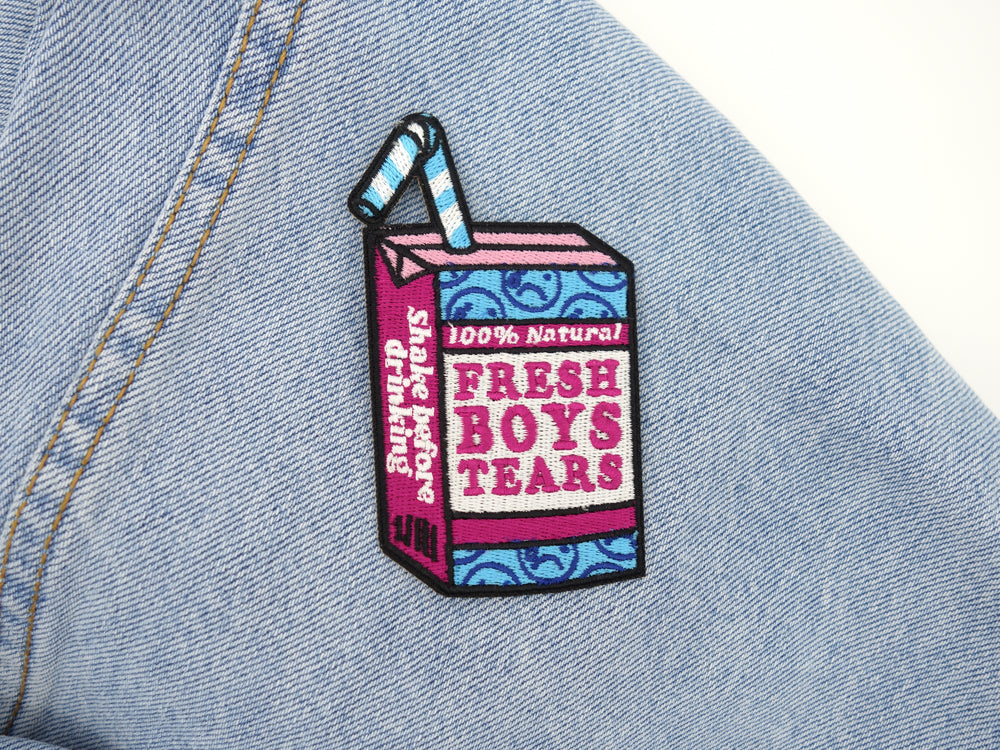 Fresh Boys Tears Patch auf hellblauer Jeans