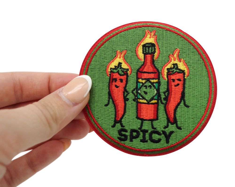 Frauenhand hält den Chilli Patch