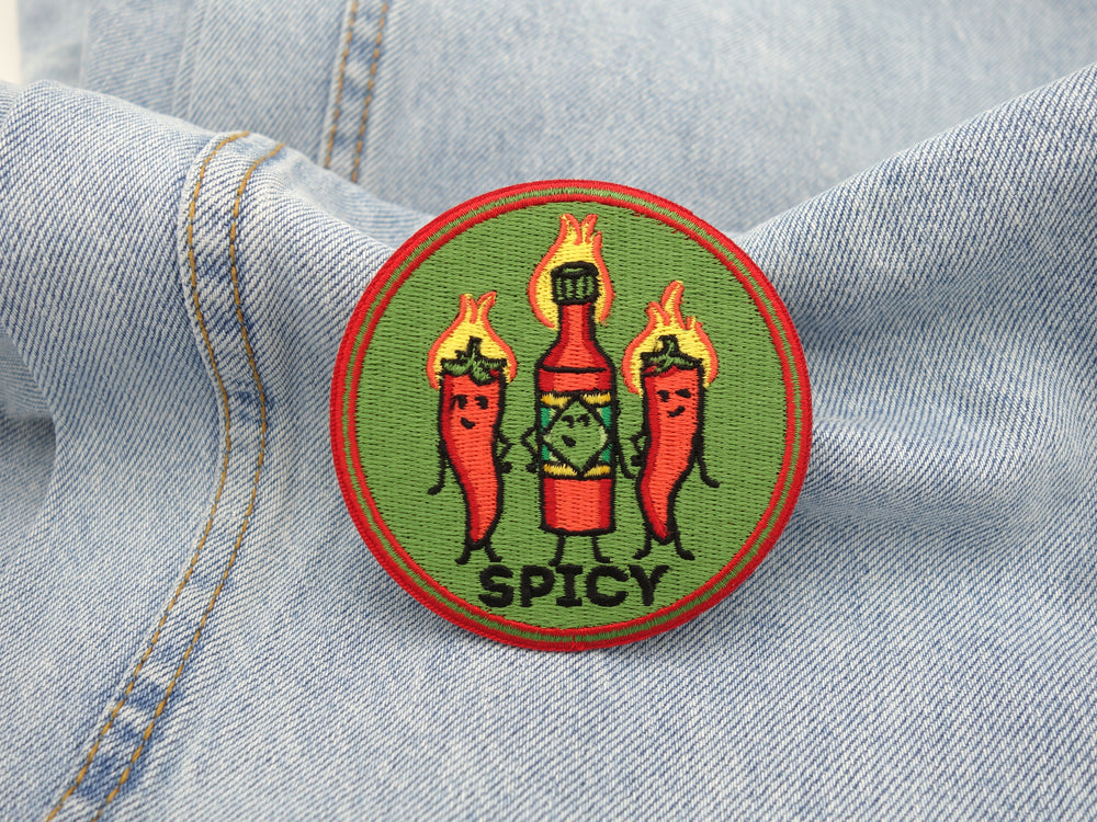 Chilli Patch auf hellblauer Jeans