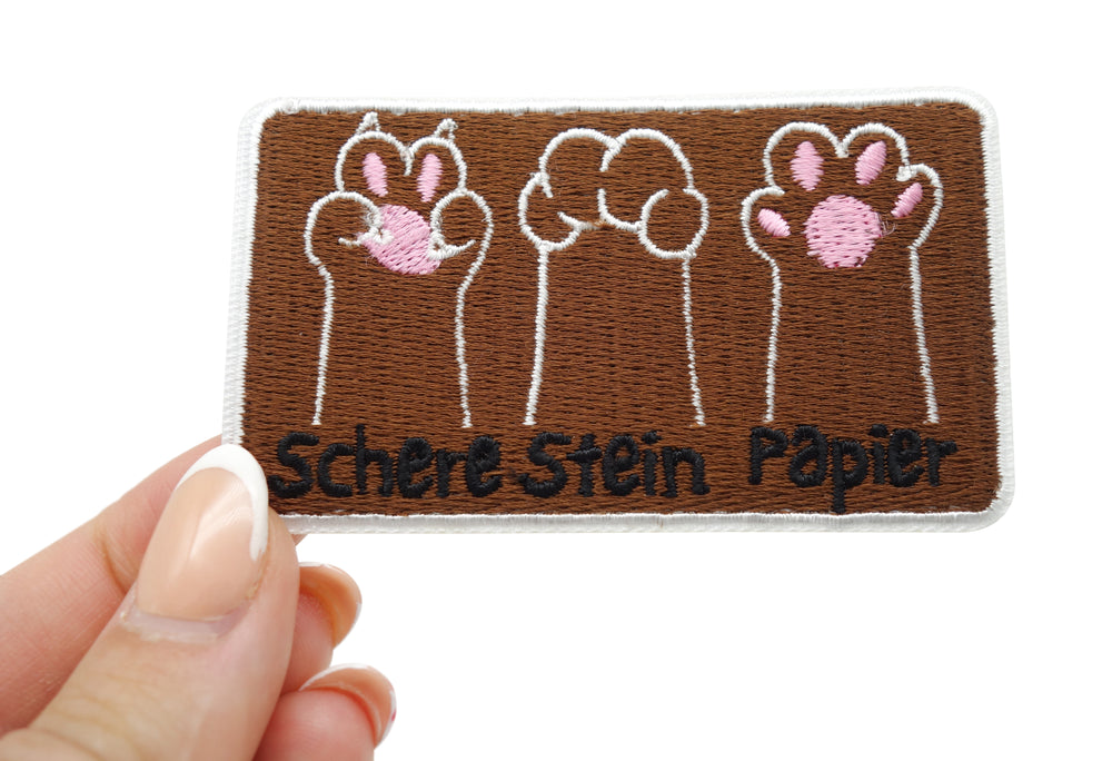 Pfoten Patch gehalten von einer Frauenhand