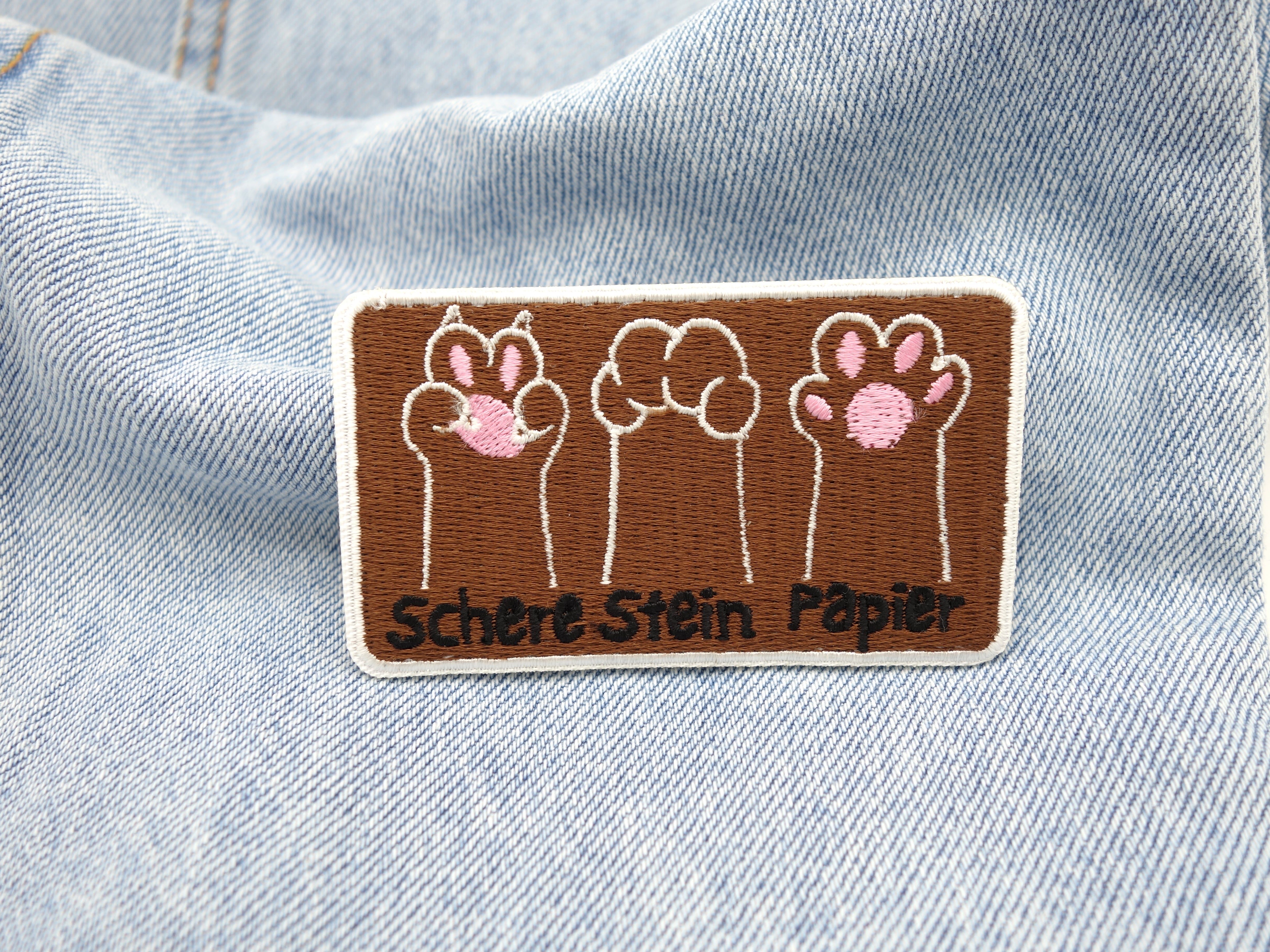 Pfoten Patch auf hellblauer Jeans