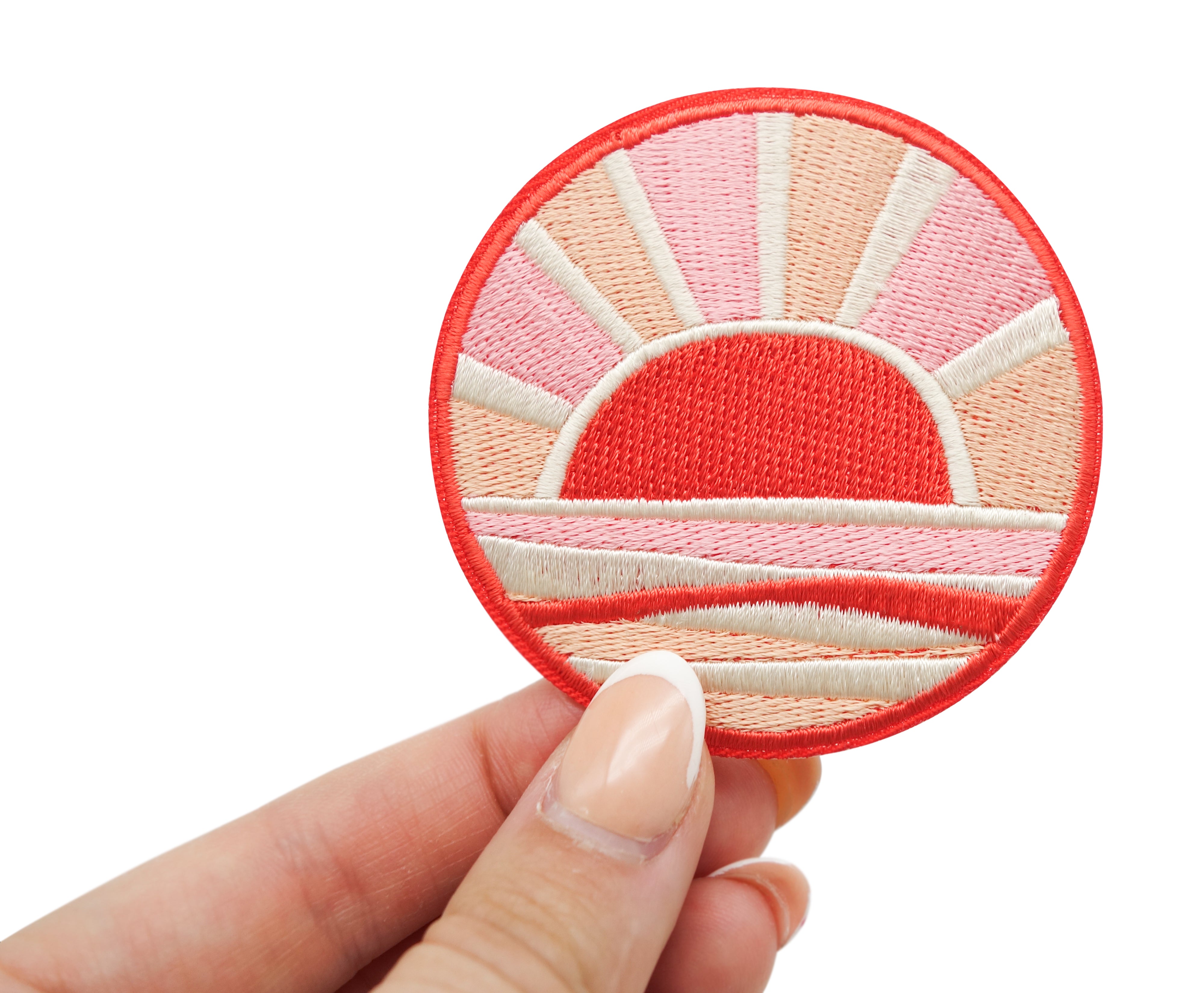 Frauenhand hält den Sonnenuntergang Patch