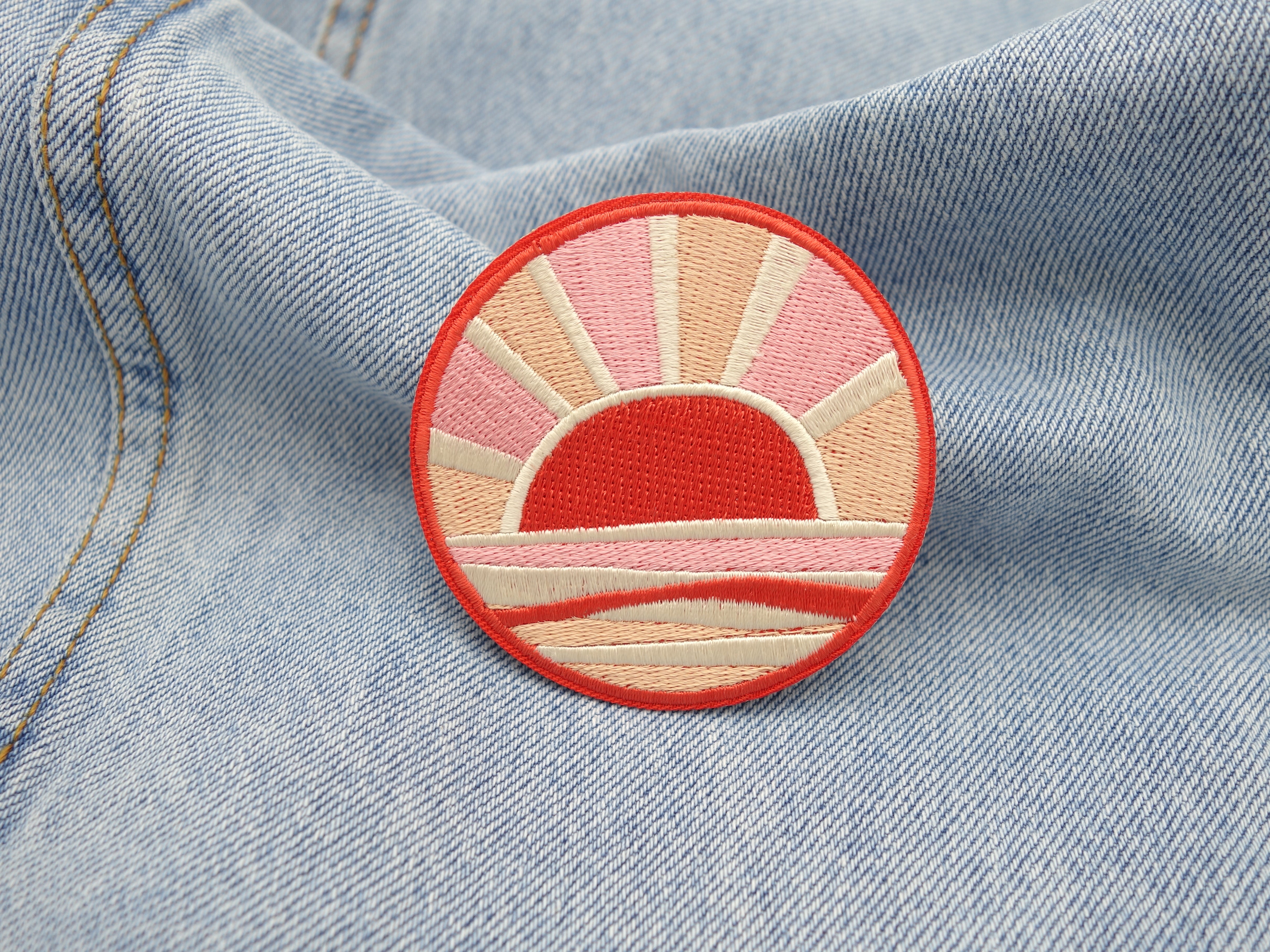 Sonnenuntergang Patch auf hellblauer Jeans