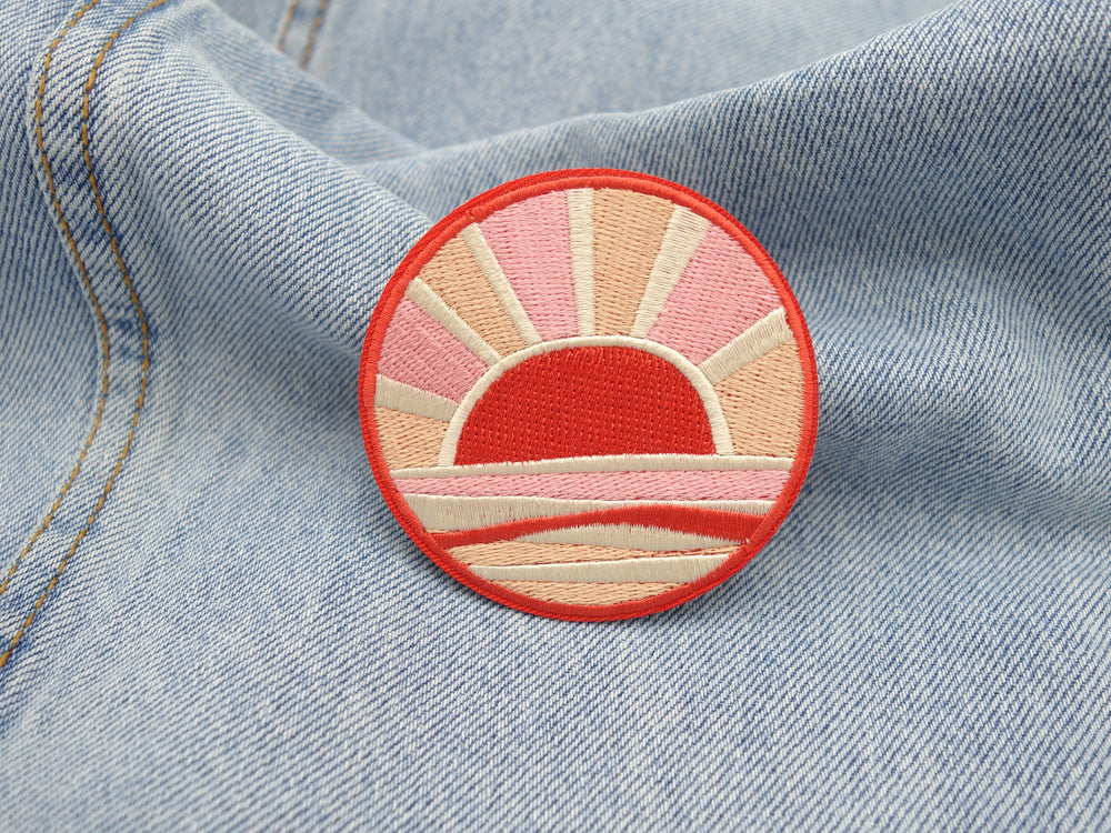 Sonnenuntergang Patch auf hellblauer Jeans