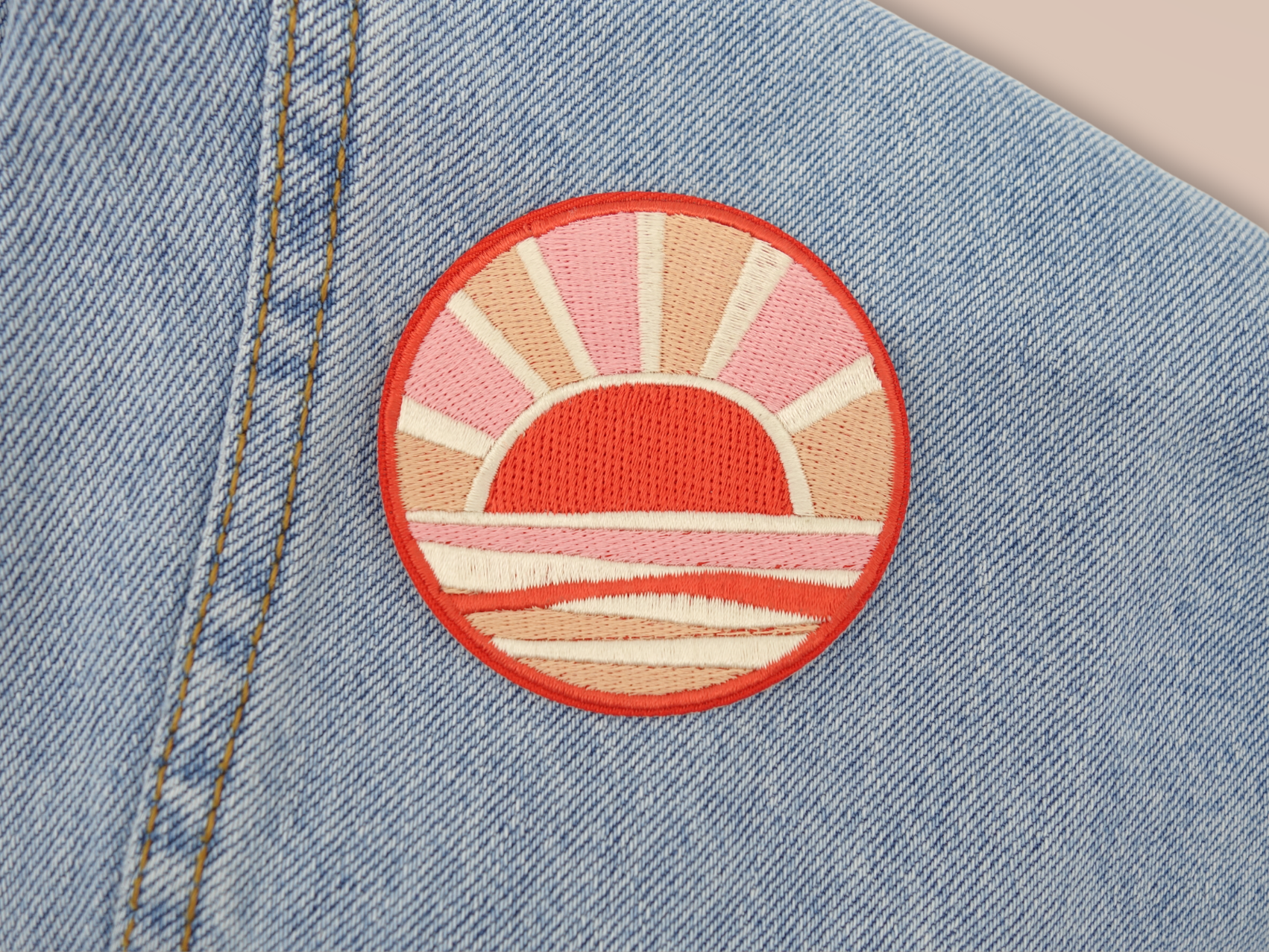 Sonnenuntergang Patch auf hellblauer Jeans