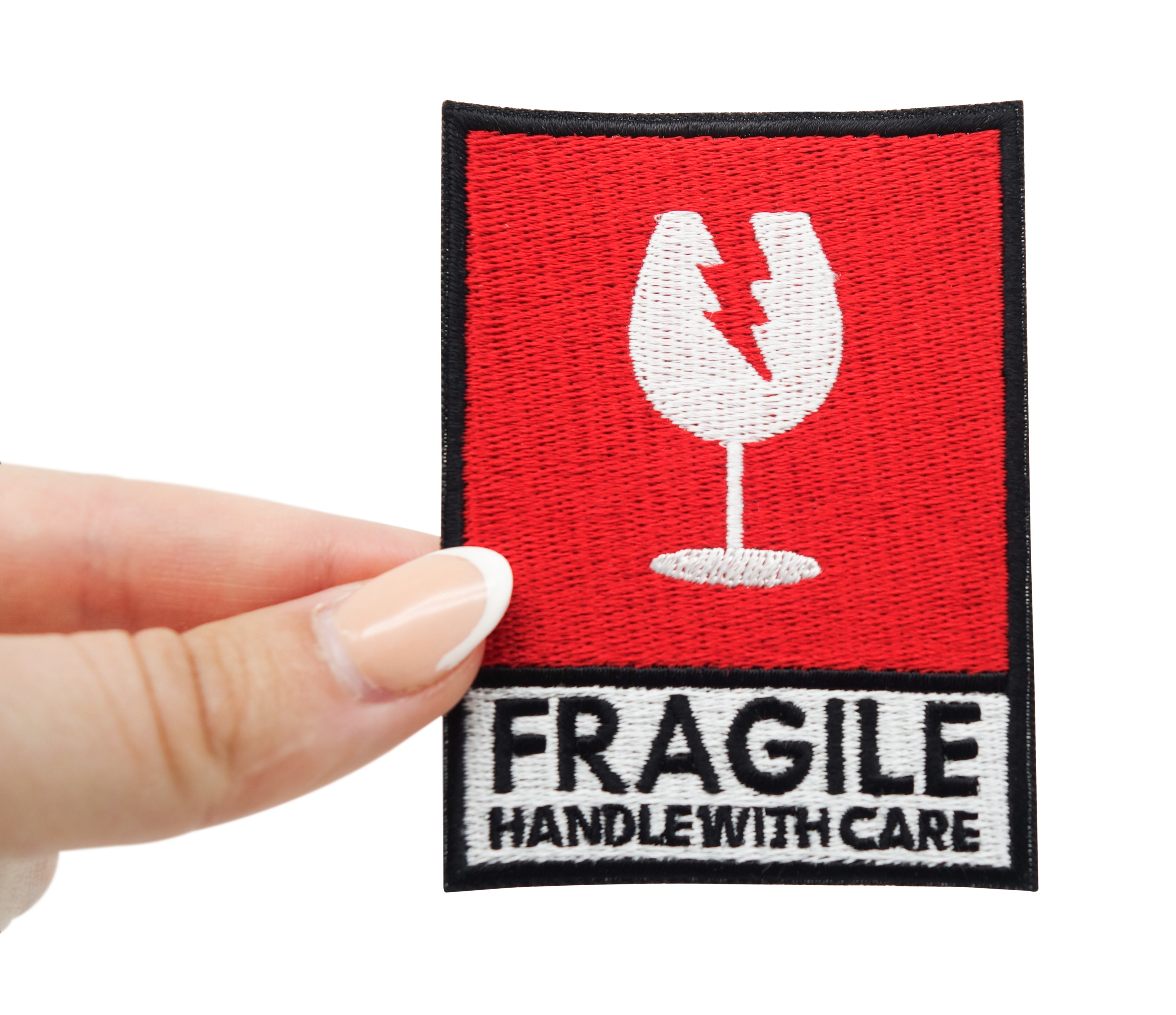 Fragile Patch gehalten von einer Frauenhand 