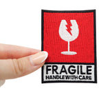 Fragile Patch gehalten von einer Frauenhand 