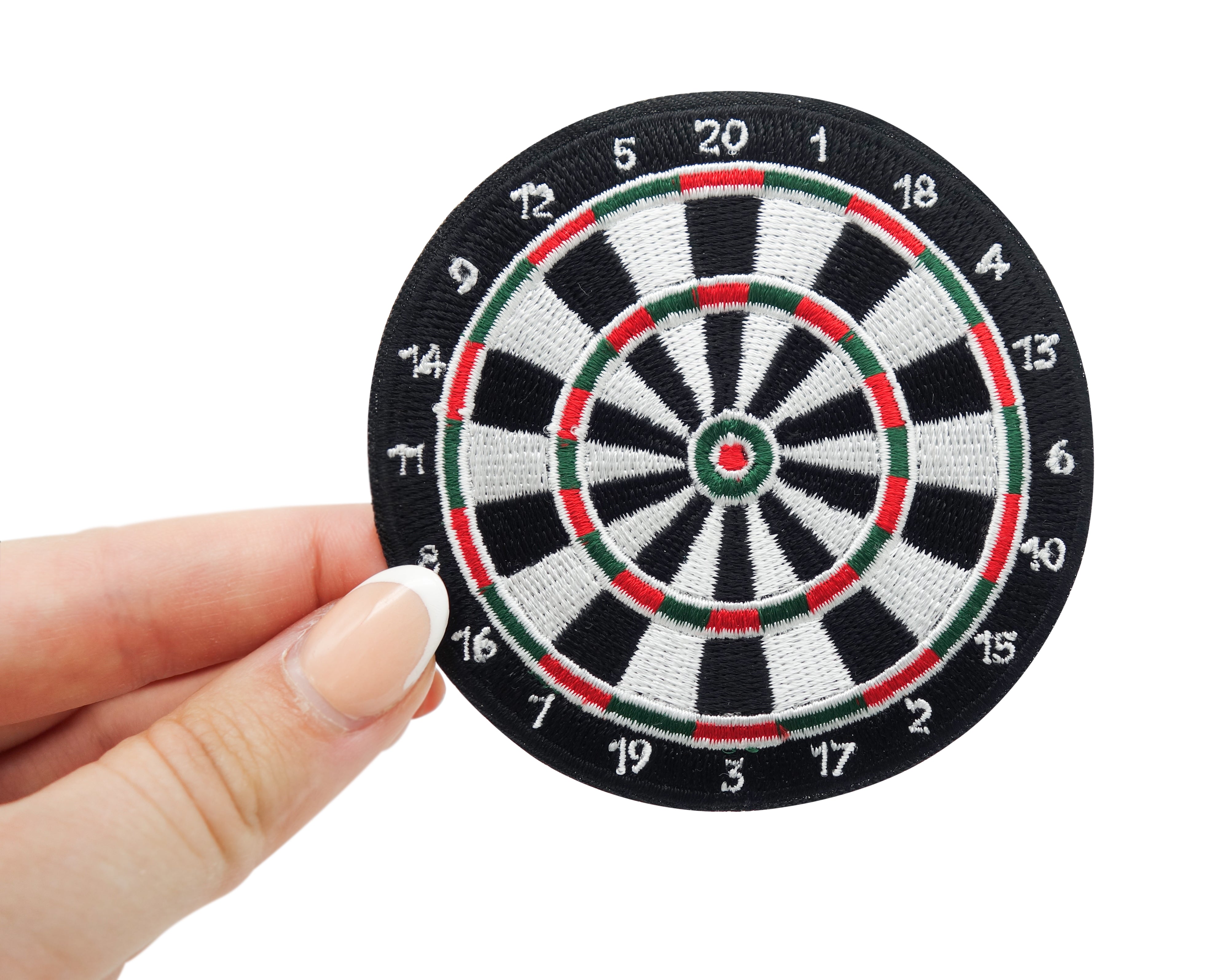 Frauenhand hält den Dartscheibe Patch