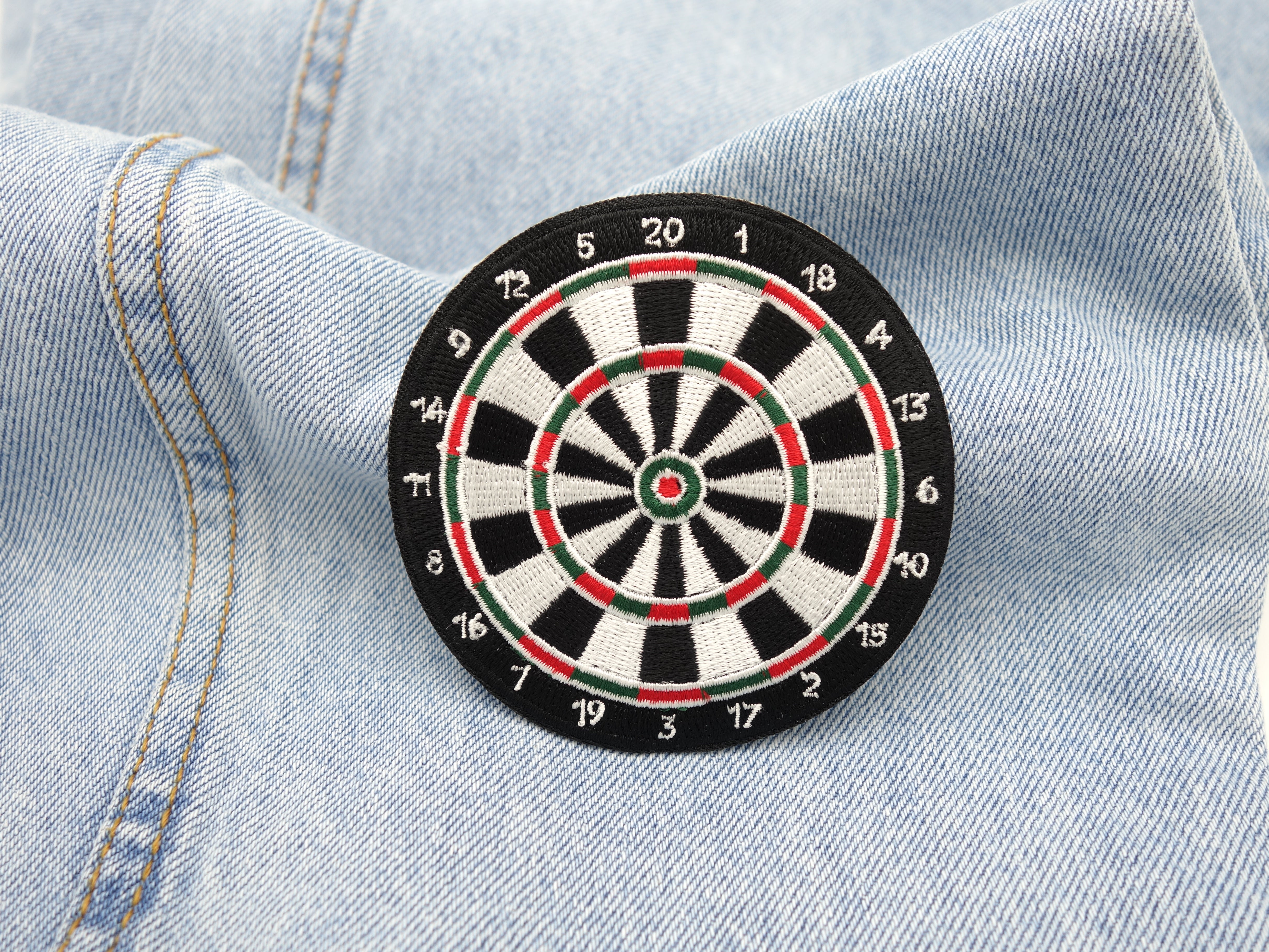 Dartscheibe Patch auf hellblauer Jeans