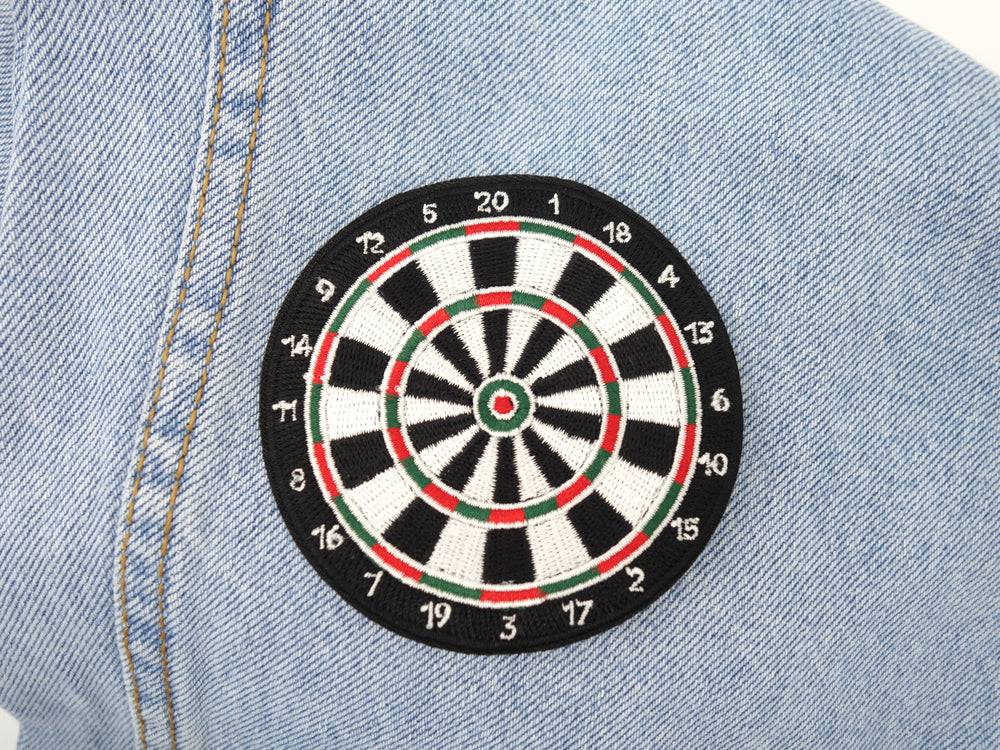 Dartscheibe Patch auf hellblauer Jeans aufgebügelt