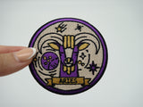Frauenhand hält den Widder Sternzeichen Patch