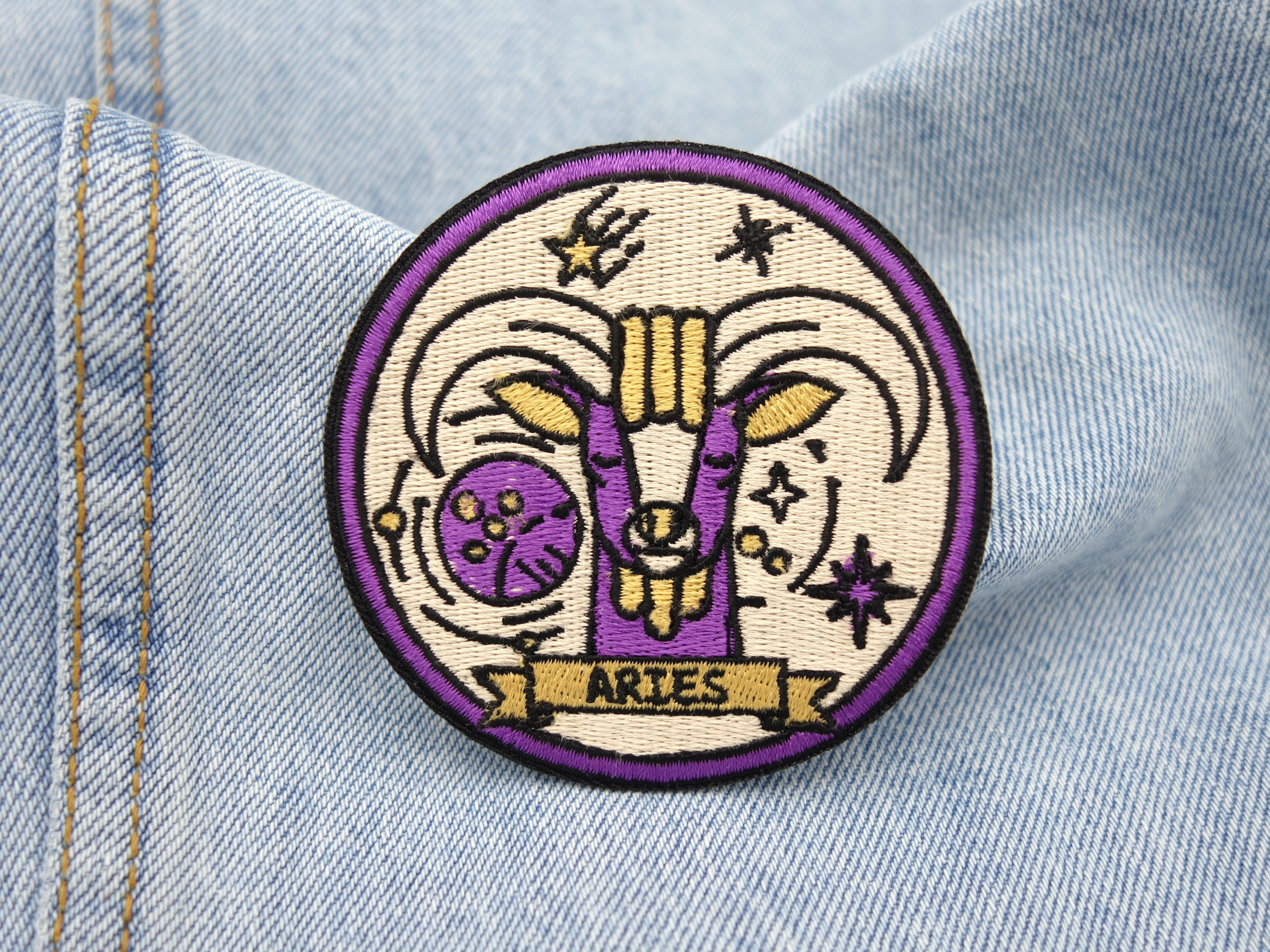 Widder Sternzeichen Patch auf blauer Jeans