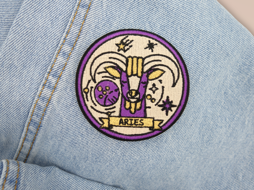 Widder Sternzeichen Patch auf hellbaluer Jeans aufgebügelt