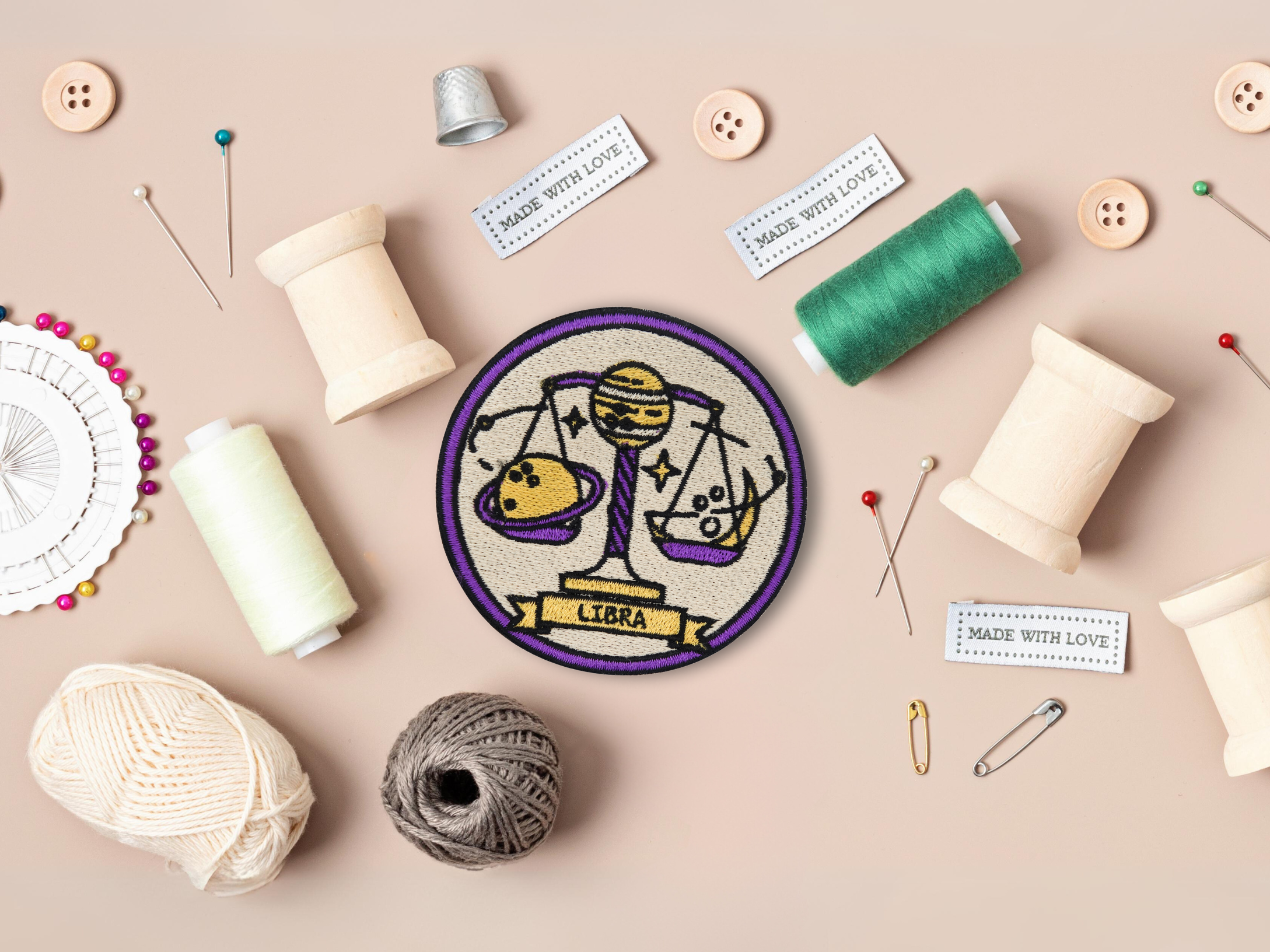 Sternzeichen Libra Patch mit Nähzeug im Hintergrund