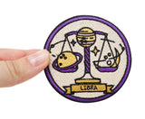 Frauenhand hält den Libra Patch