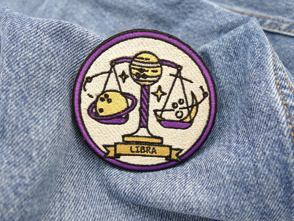 Libra Patch auf blauer Jeans
