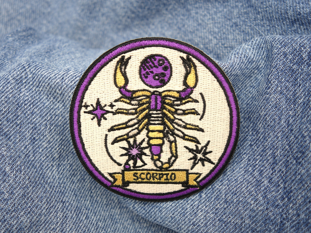 Skorpion Patch auf blauer Jeans