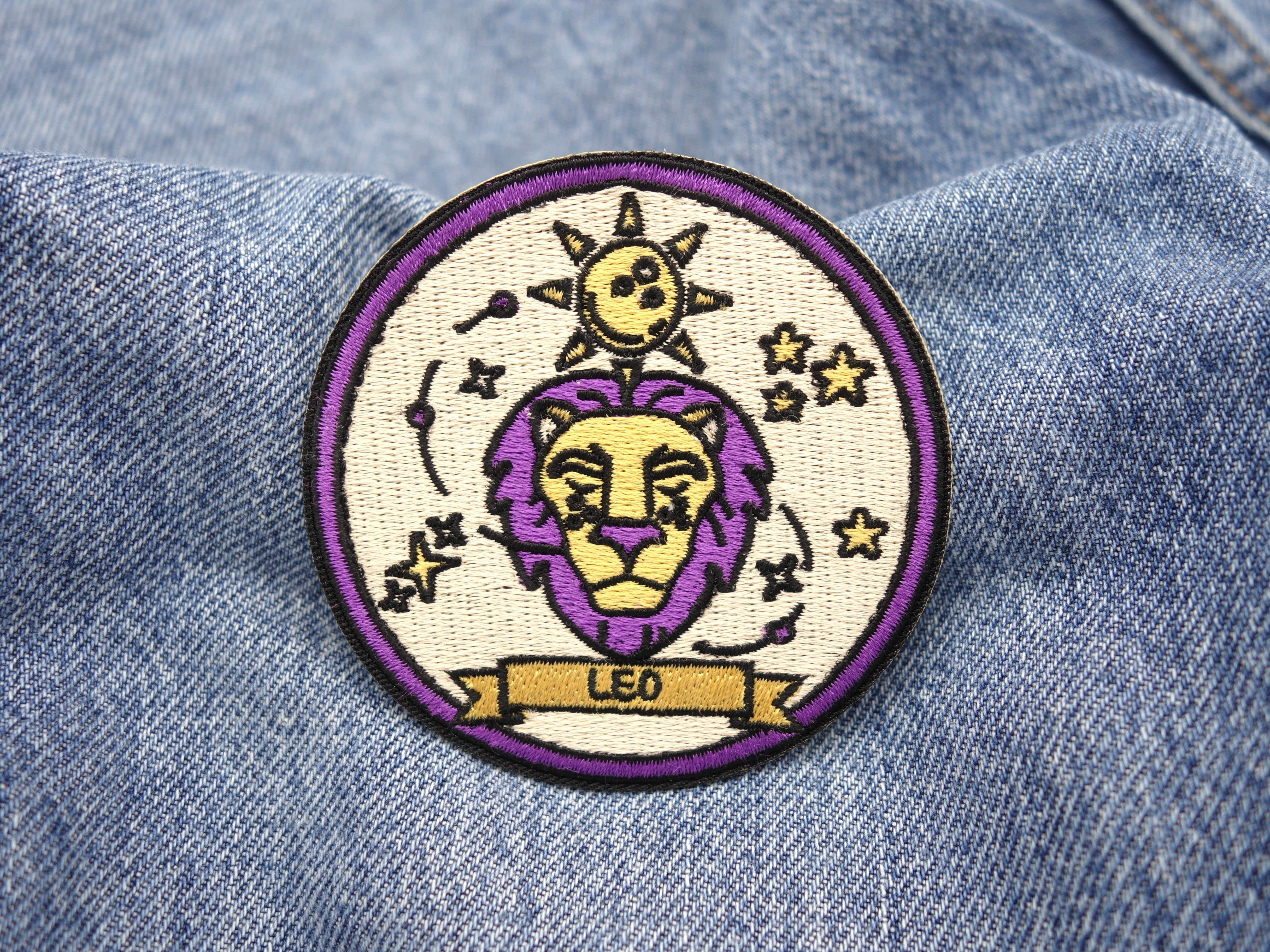 Löwe Sternzeichen Patch auf blauer Jeans