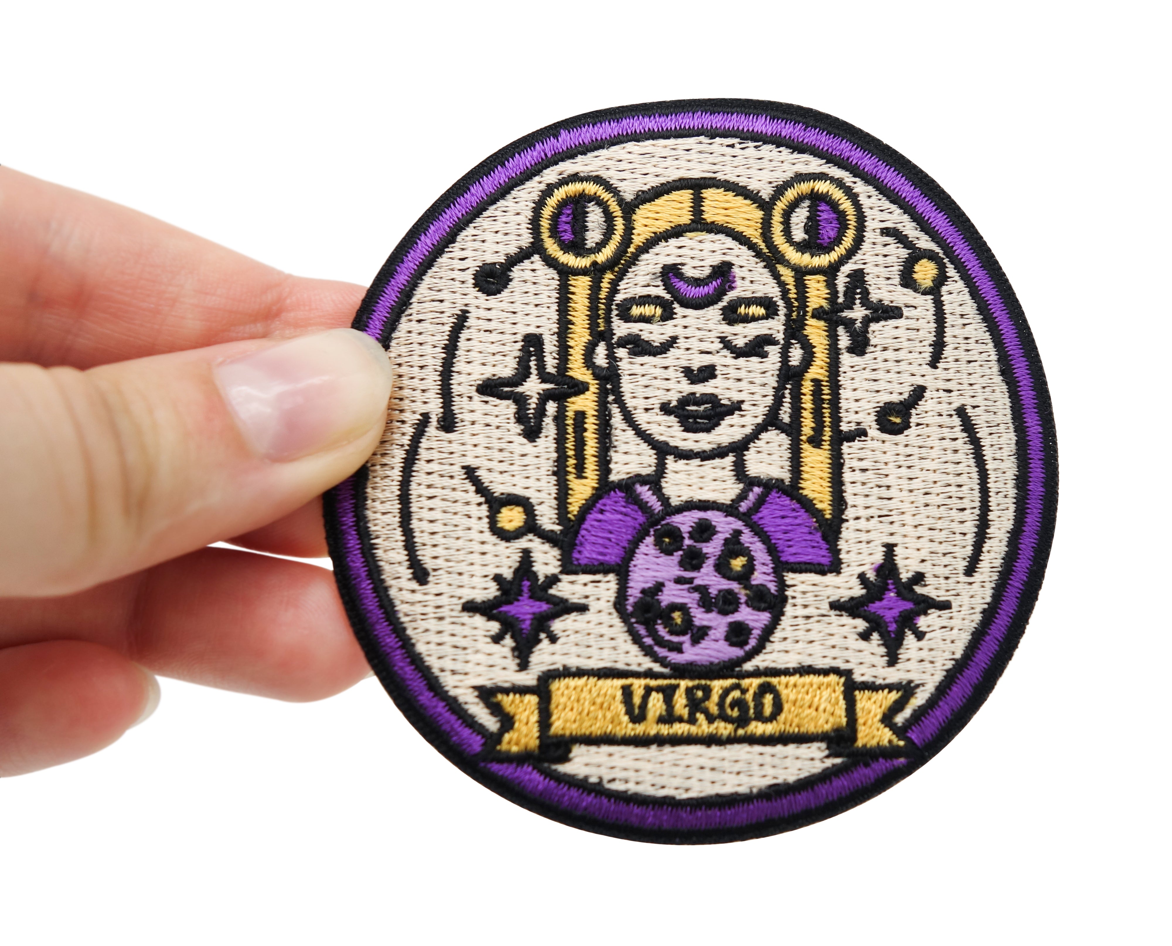 Frauenhand hält den Jungfrau Patch