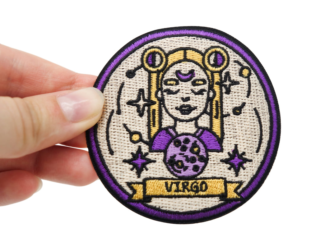 Frauenhand hält den Jungfrau Patch