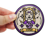 Frauenhand hält den Jungfrau Patch