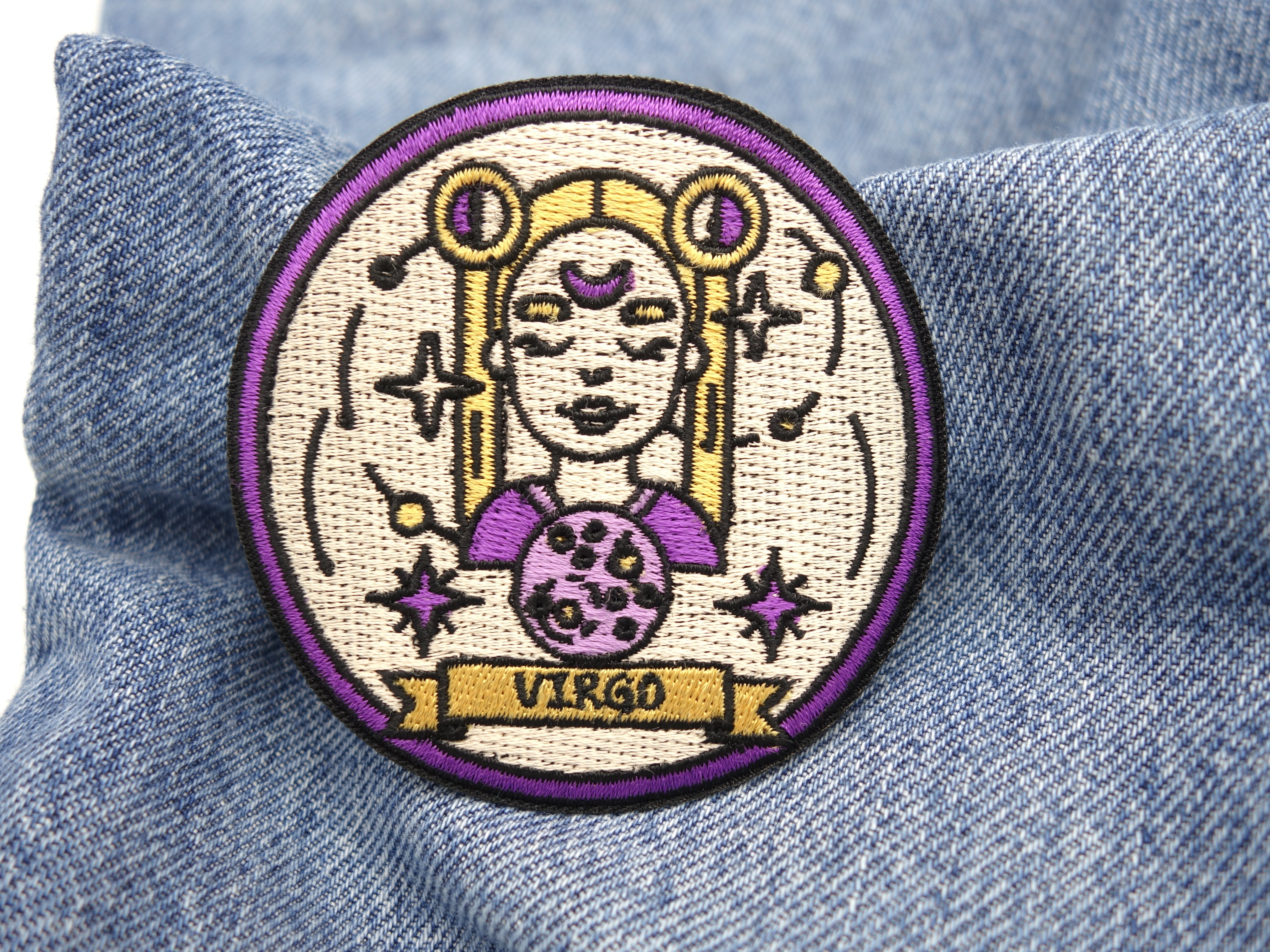 Jungfrau Patch auf blauer Jeans