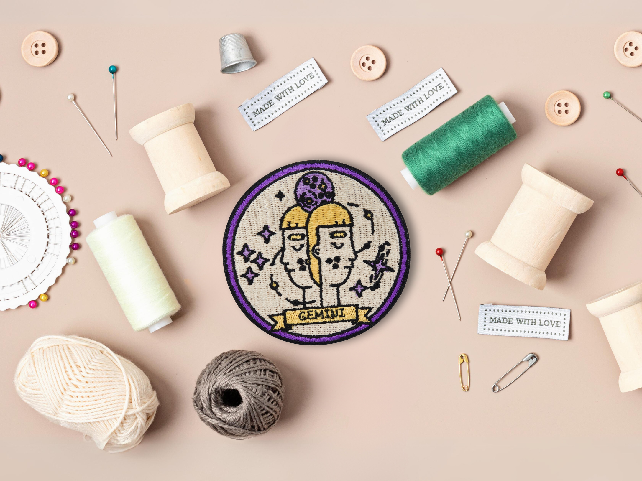 Zwilling Sternzeichen Patch mit Nähzeug im Hintergrund