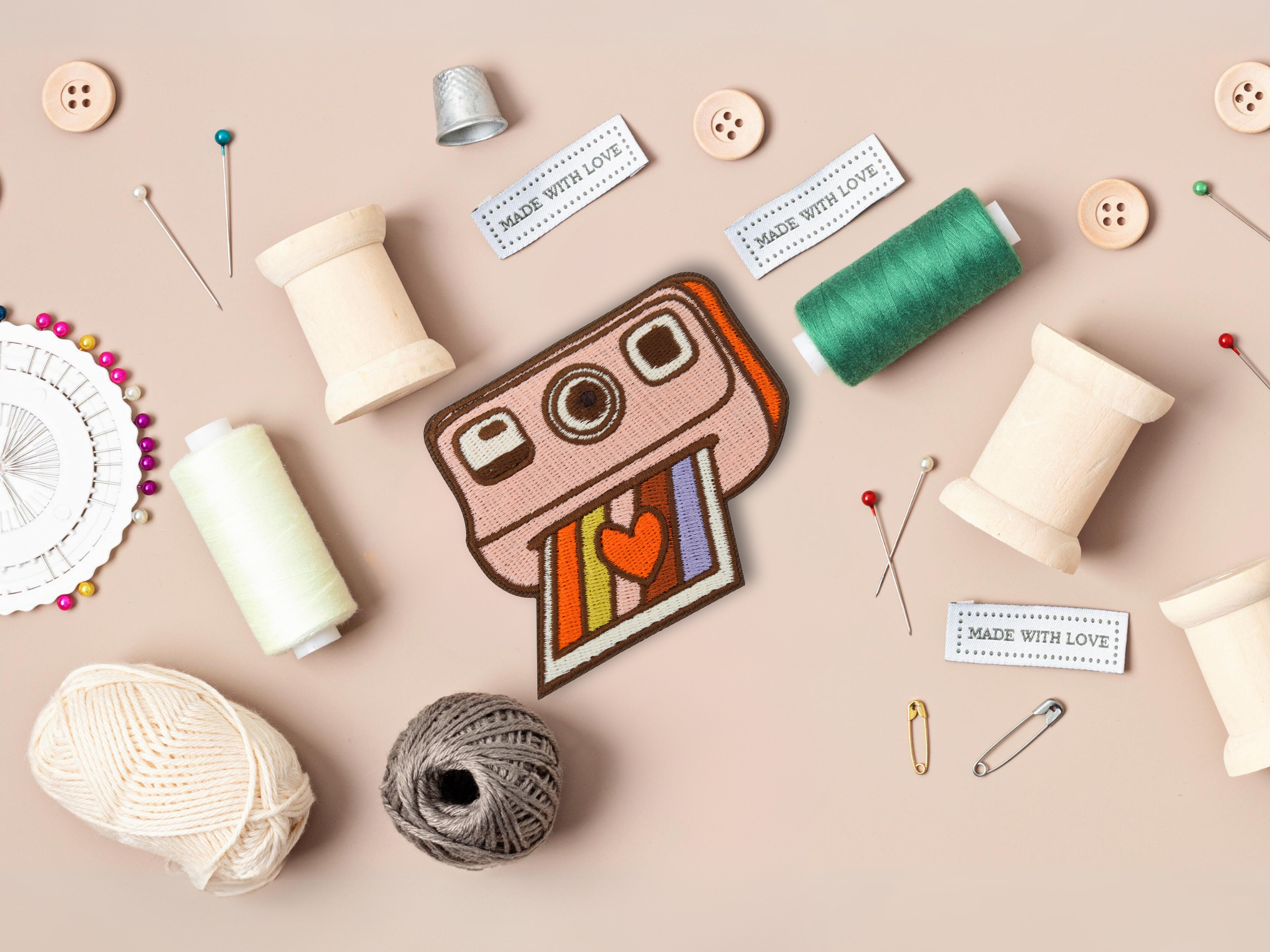 Polaroid Patch mit Nähzeug im Hintergrund