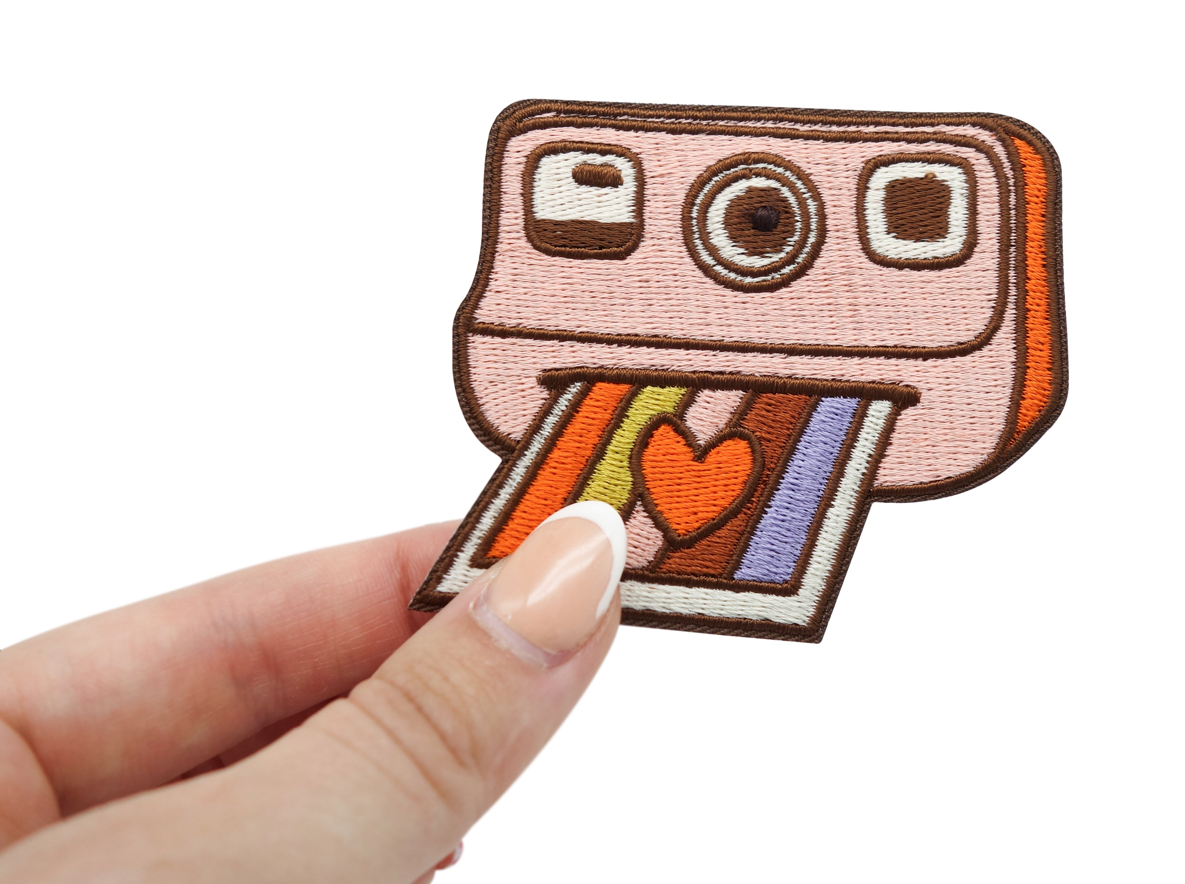 Frauenhand hält den Polaroid Patch