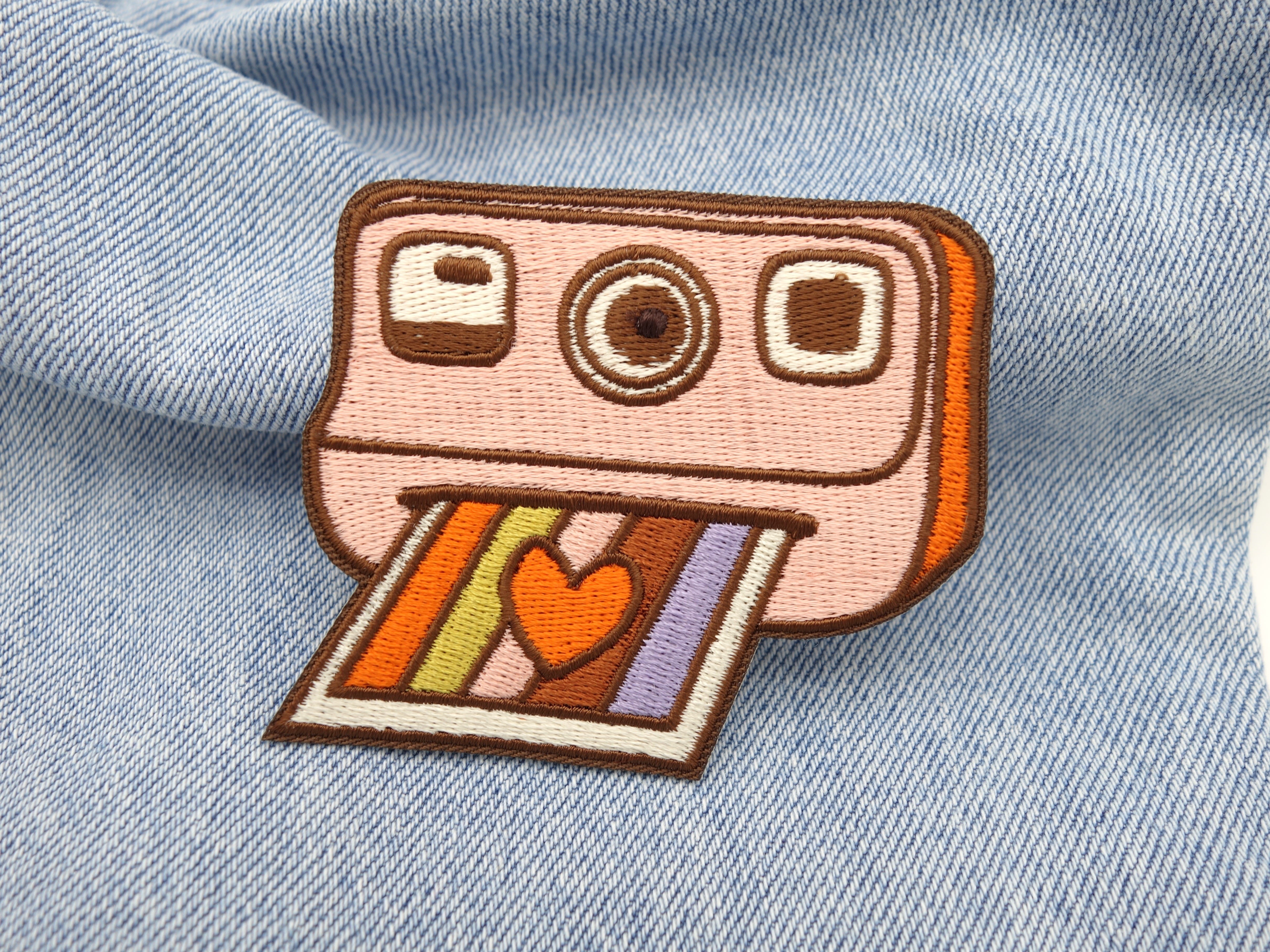 Polaroid Patch auf hellblauer Jeans