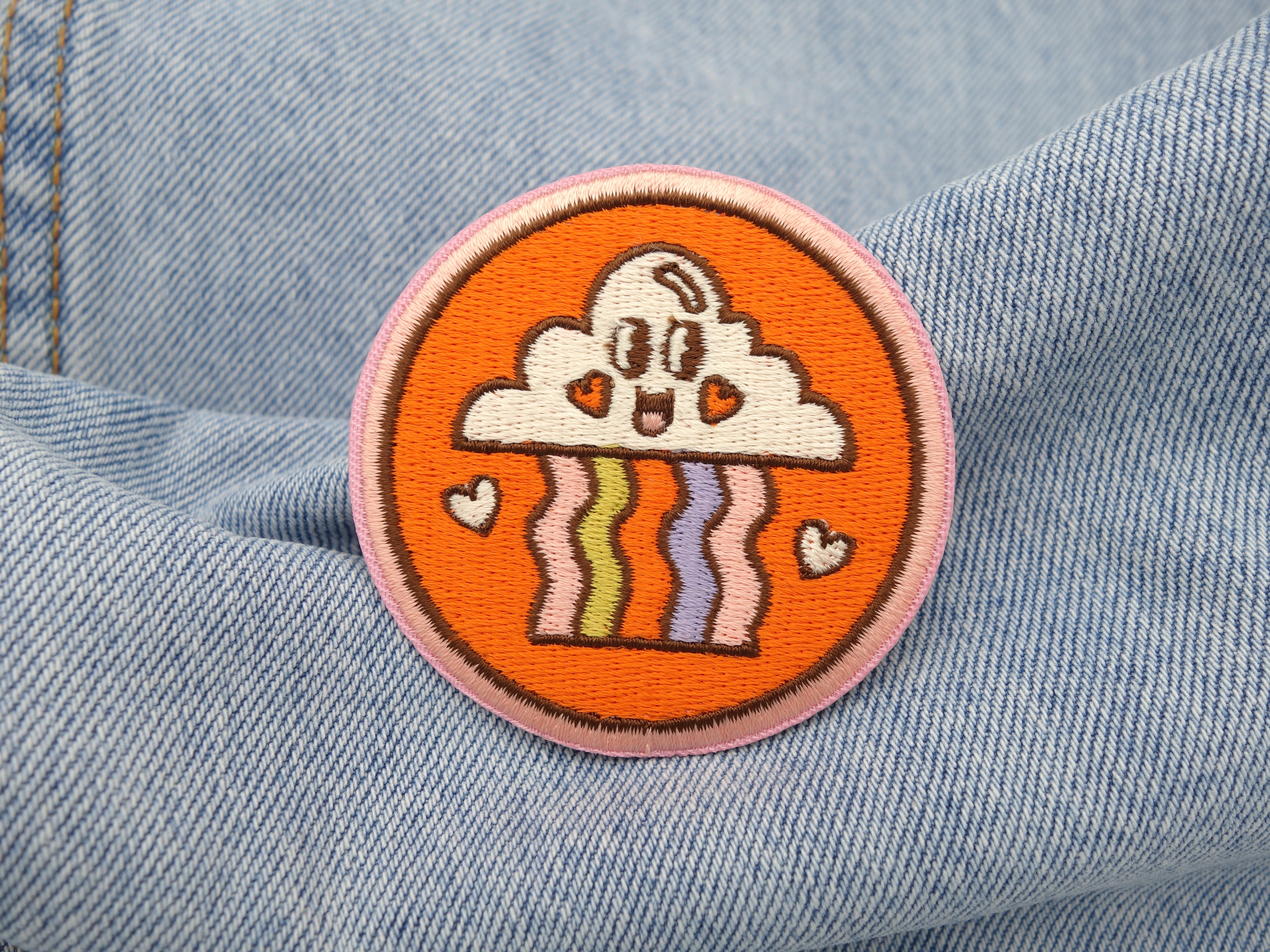 Regenbogen Patch auf hellblauer Jeans