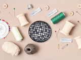 Discokugel Patch mit Nähzeug im Hintergrund