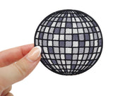 Frauenhand hält den Discokugel Patch