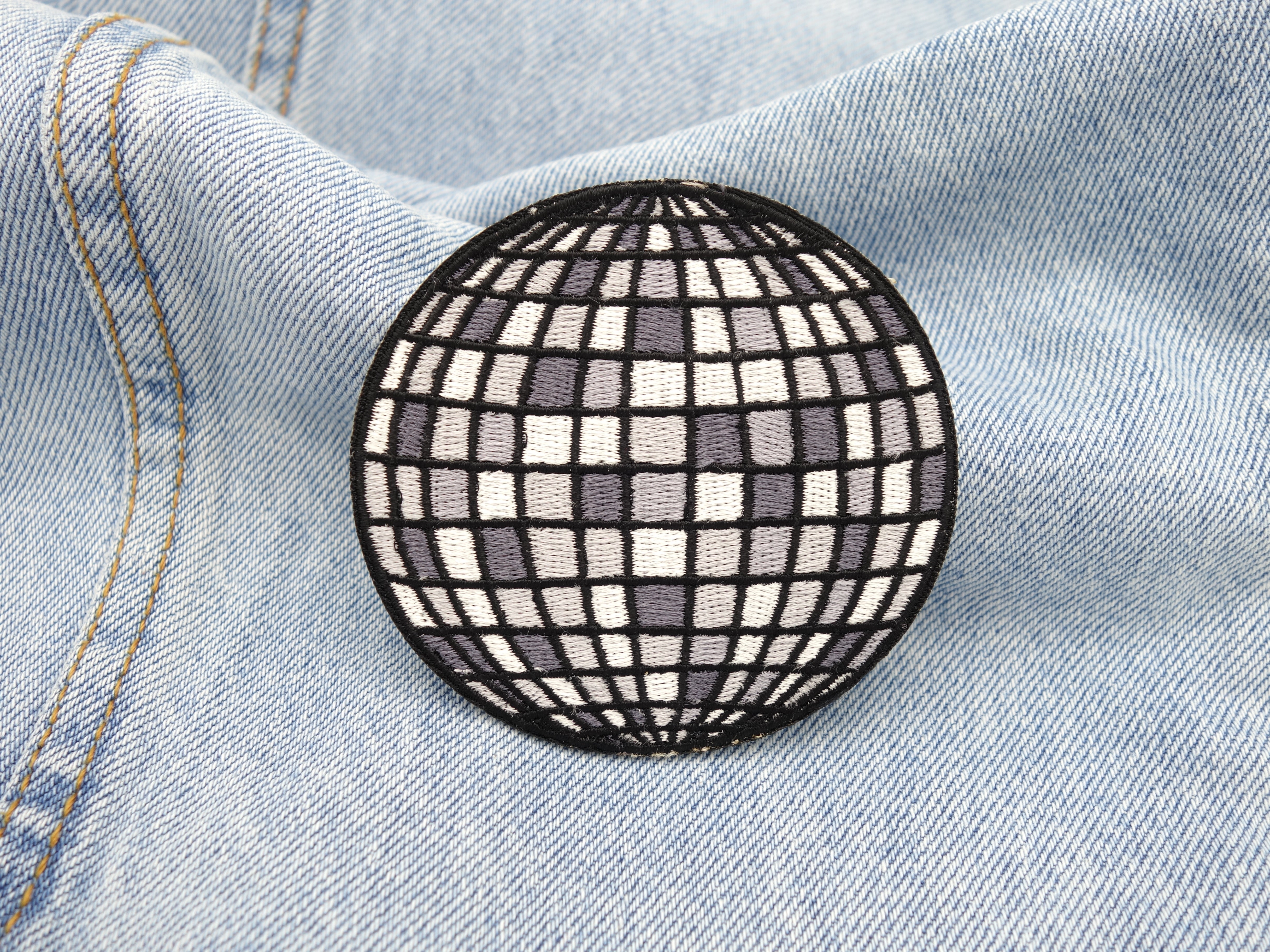 Discokugel Patch auf hellblauer Jeans